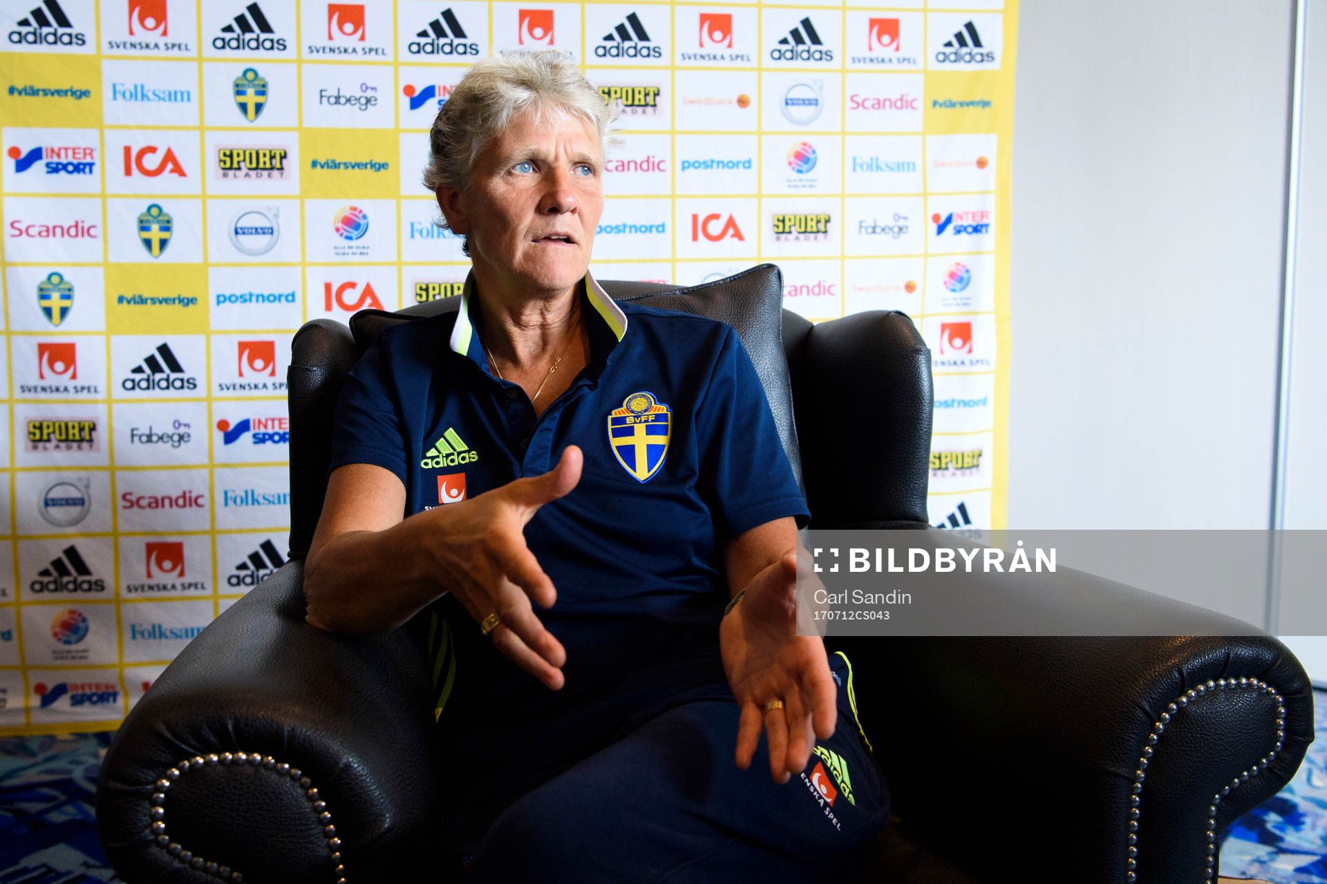 Förbundskapten Pia Sundhage blir intervjuad