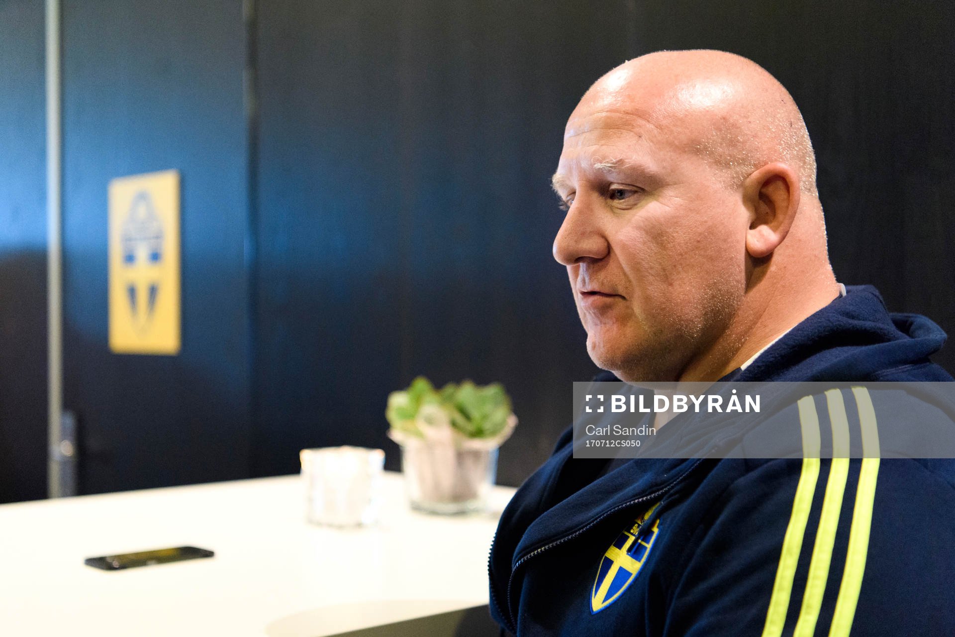 Per Samuelsson, säkerhetsansvarig, blir intervjuad under en pressträff med det svenska landslaget i fotboll den 12 juli 2017 i Arnhem.
