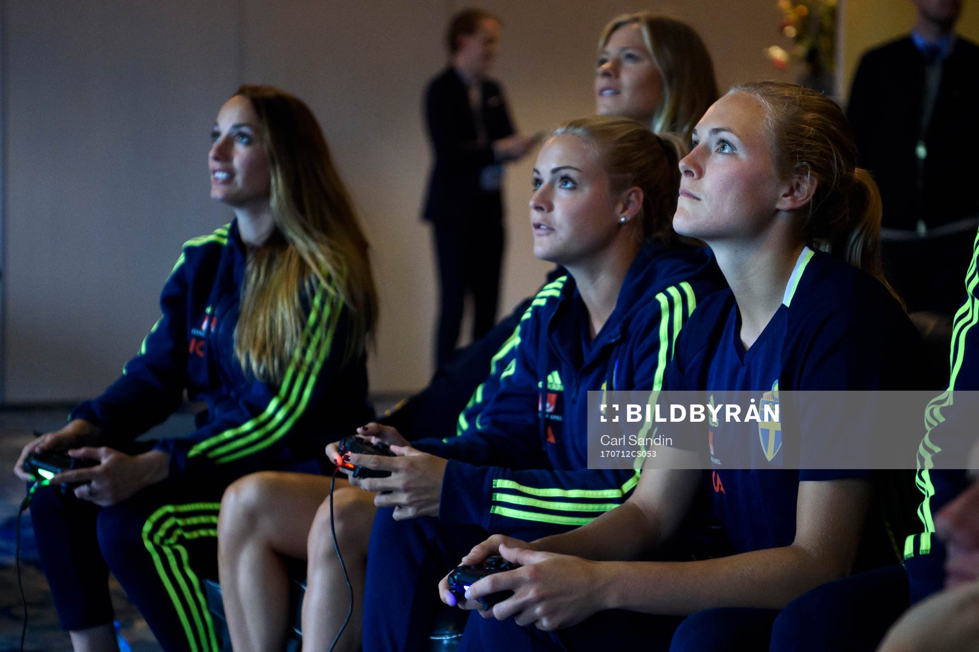 Kosovare Asllani, målvakt Hilda Carlén och Magdalena Eriksson spelar tv-spel under en pressträff med det svenska landslaget i fotboll den 12 juli 2017 i Arnhem.