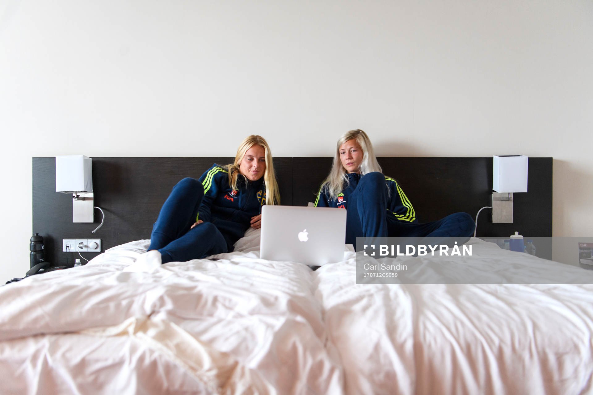 Mimmi Larsson och Hanna Glas på sitt rum under en pressträff med det svenska landslaget i fotboll den 12 juli 2017 i Arnhem.