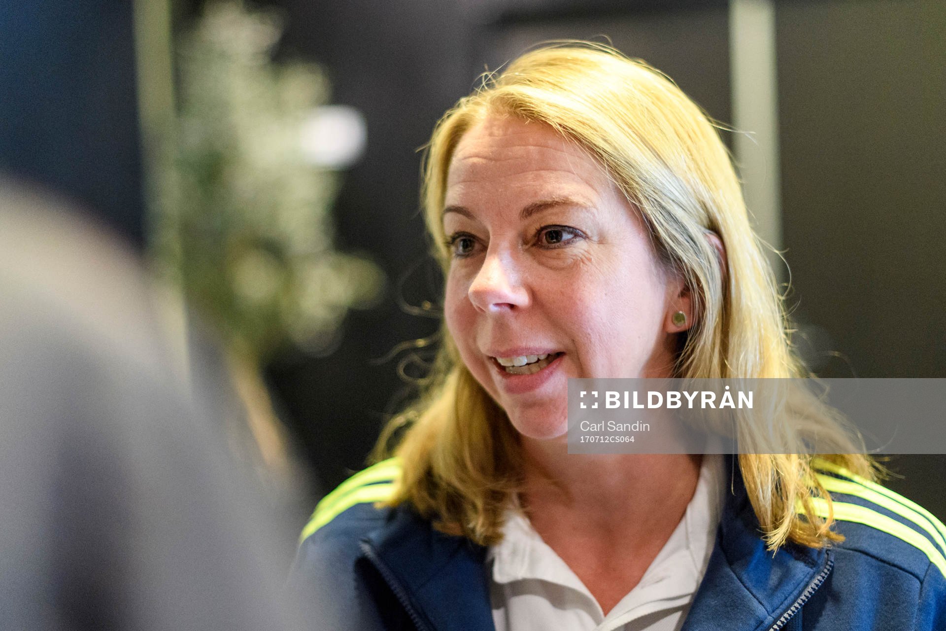 Fysiolog Helena Andersson blir intervjuad