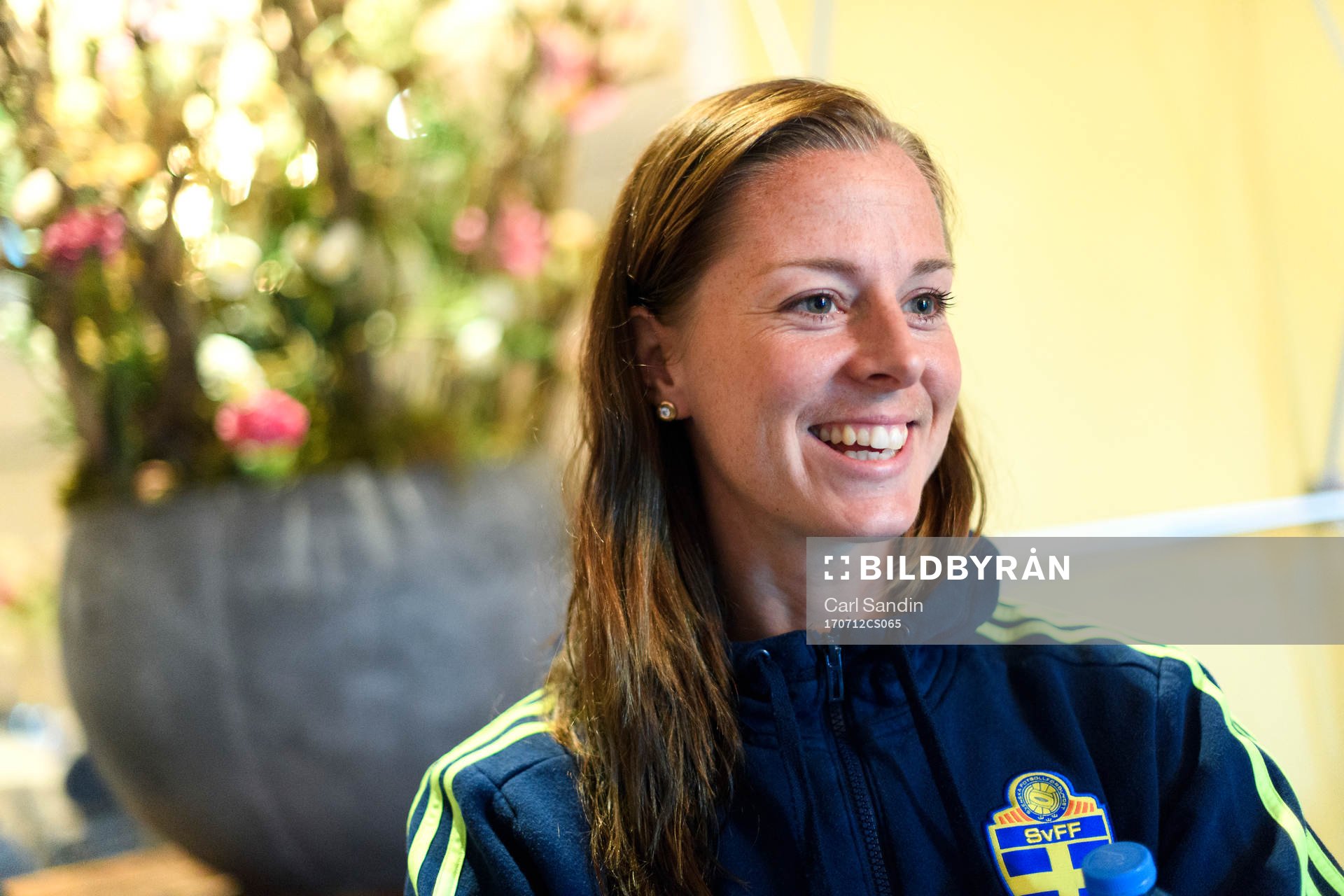 Lotta Schelin blir intervjuad