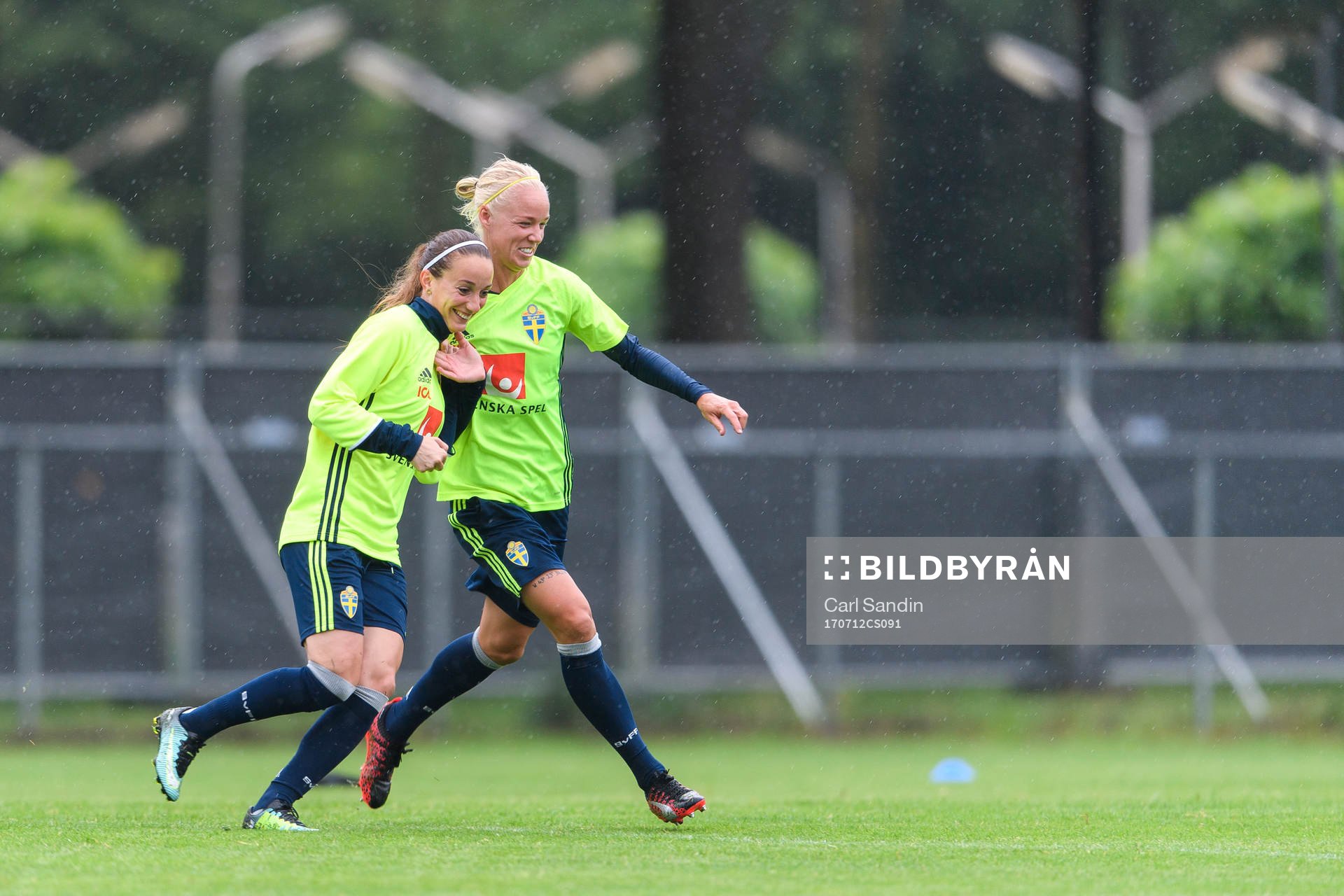 Kosovare Asllani och Caroline Seger