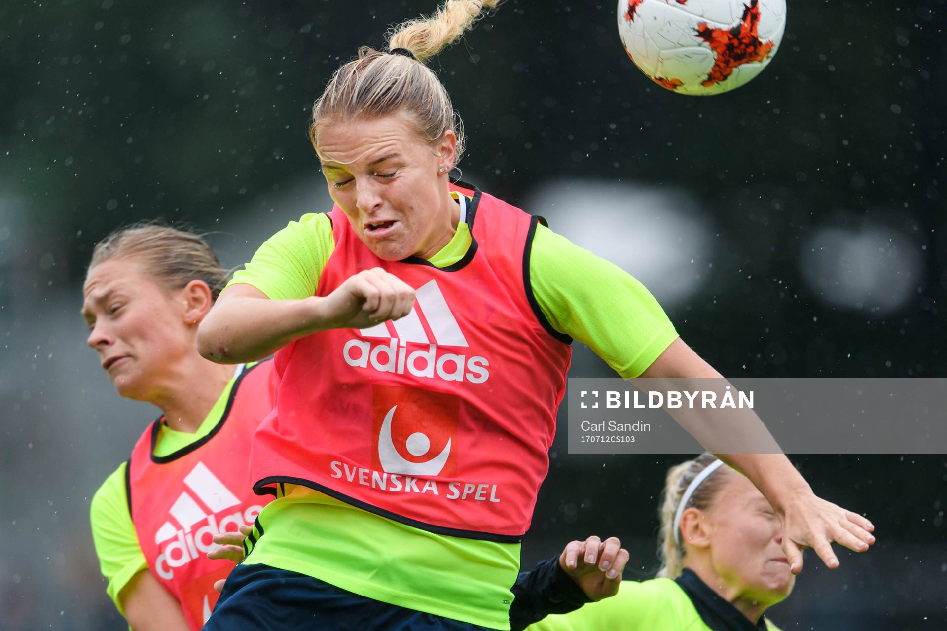 Mimmi Larsson nickar en boll