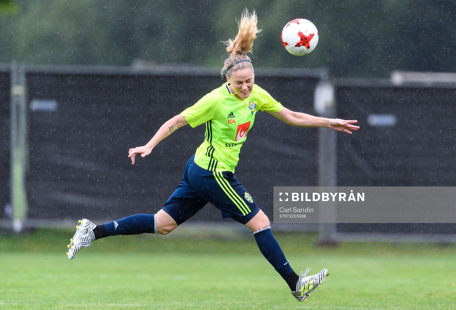 Lisa Dahlkvist nickar en boll under en träning med det svenska landslaget i fotboll den 12 juli 2017 i Arnhem.