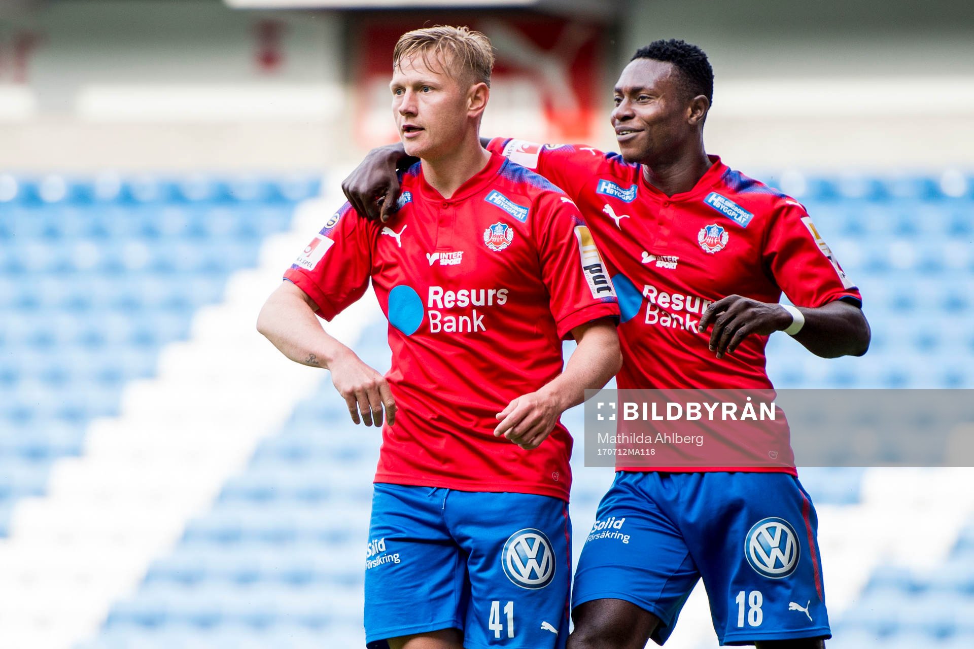 Helsingborgs Lasse Rise  och Oke Akpoveta jublar