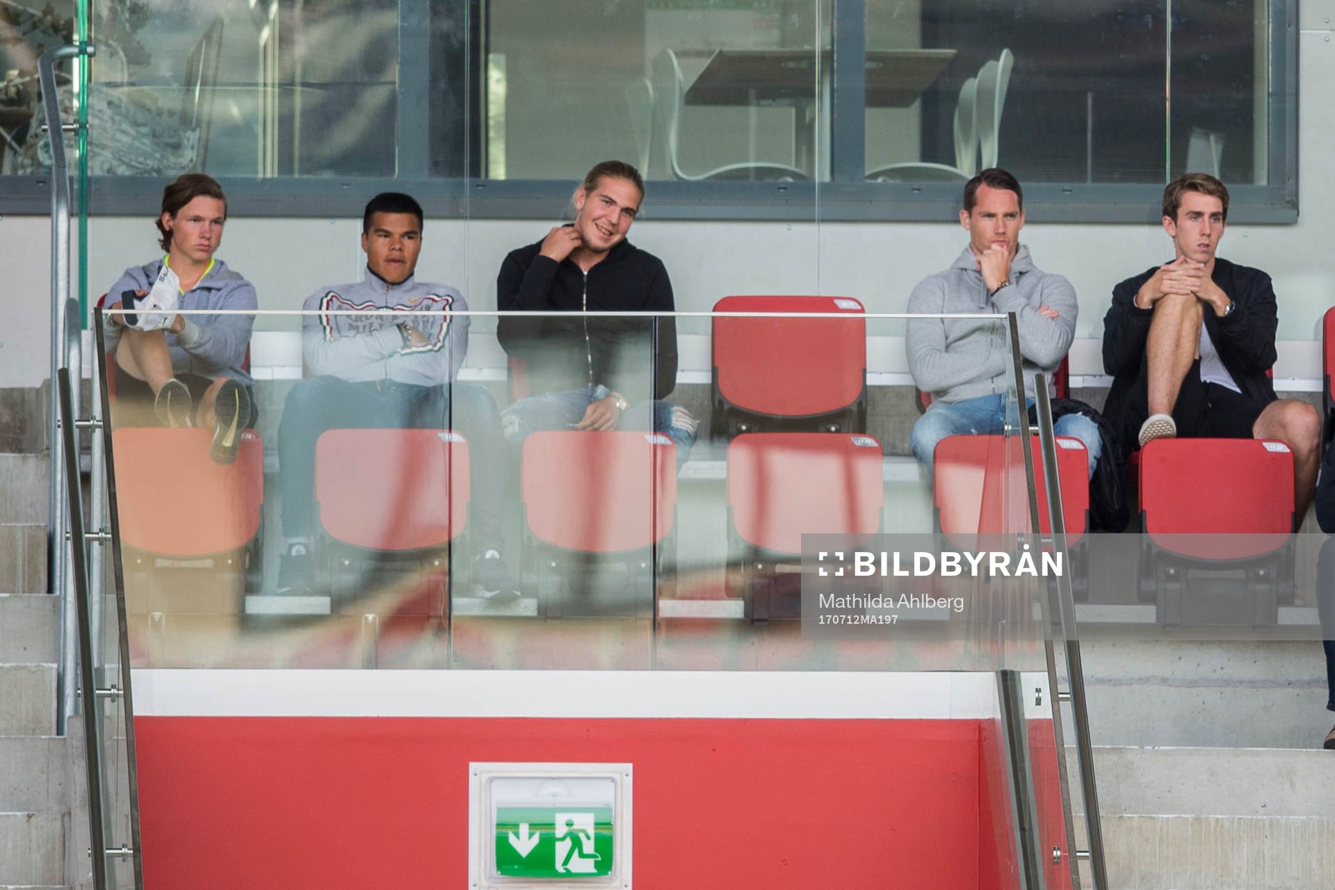 Helsingborgs Max Svensson (v), Jonathan Larsson, Charlie Weberg, Johan Persson och Adam Eriksson (h) på läktaren under träningsmatchen i fotboll mellan Helsingborg och Fremad Amager den 12 juli 2017 i Falsterbo.