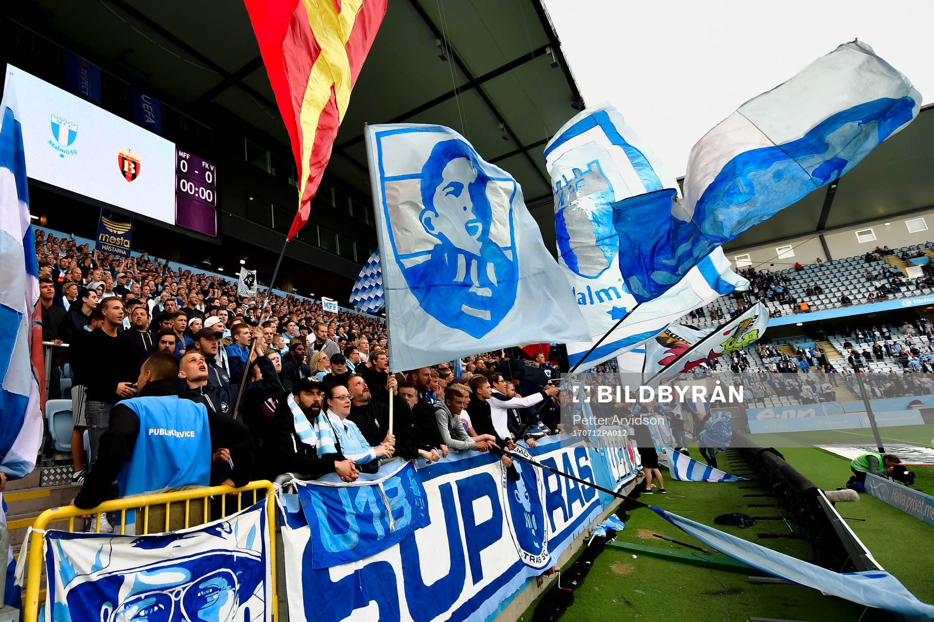 Malmö FFs supportrar före fotbollsmatchen i kvalet till