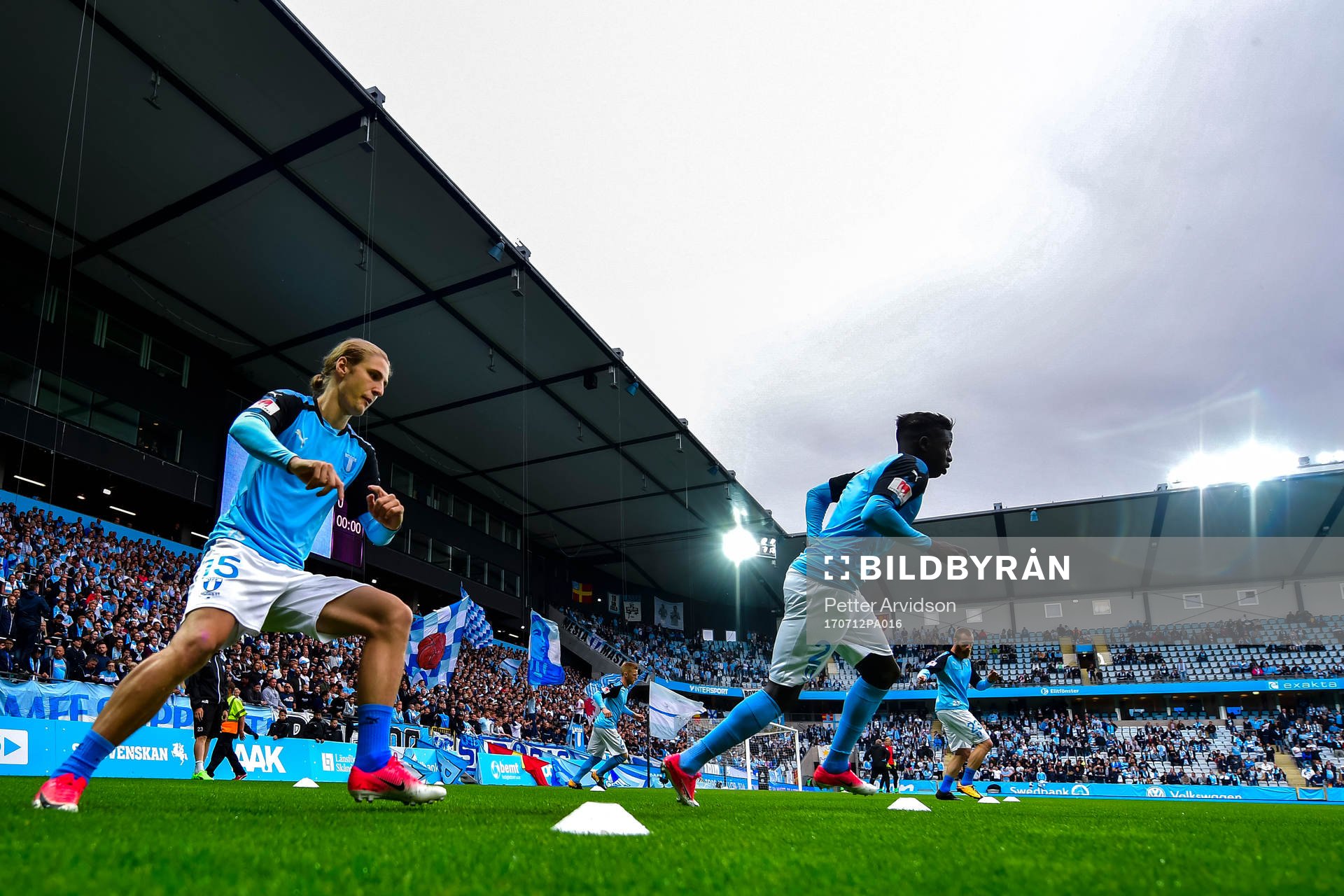 Malmö FFs Pawel Cibicki och Pa Konate  värmer upp före