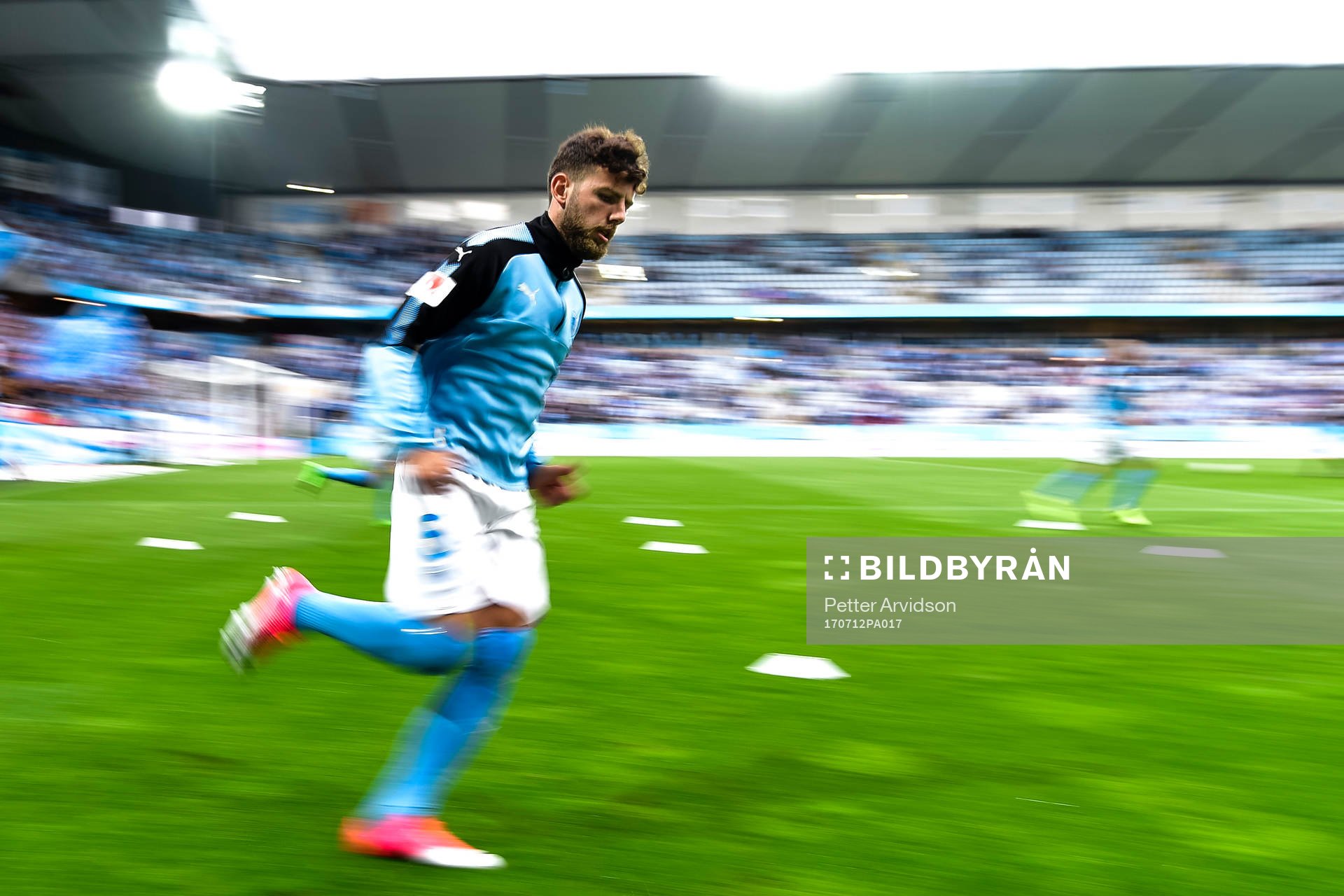 Malmö FFs  Erdal Rakip värmer upp före fotbollsmatchen i