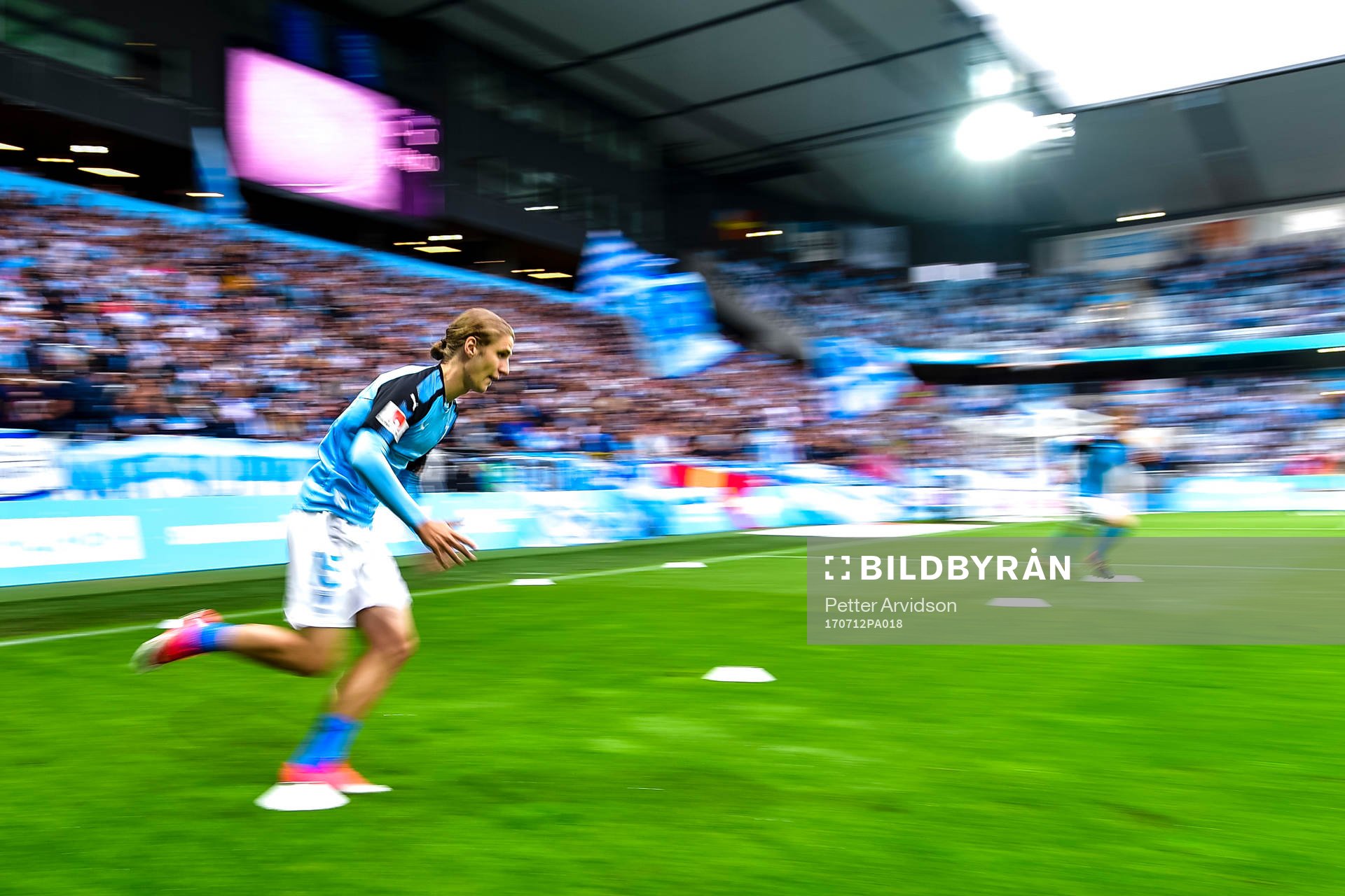 Malmö FFs  Pawel Cibicki  värmer upp före