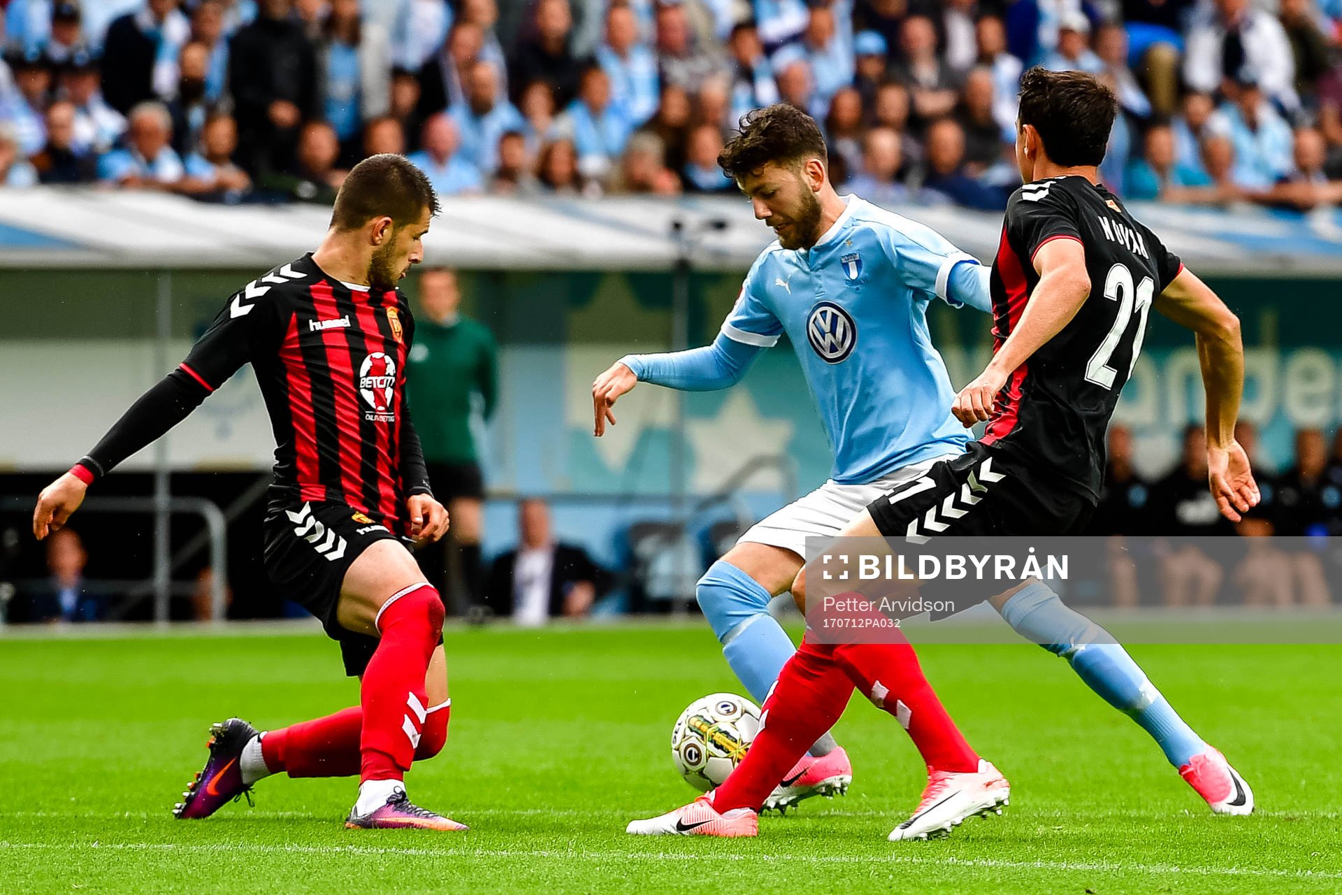 Malmö FFs Erdal Rakip i en kamp mot Vardars Evgenij Novak