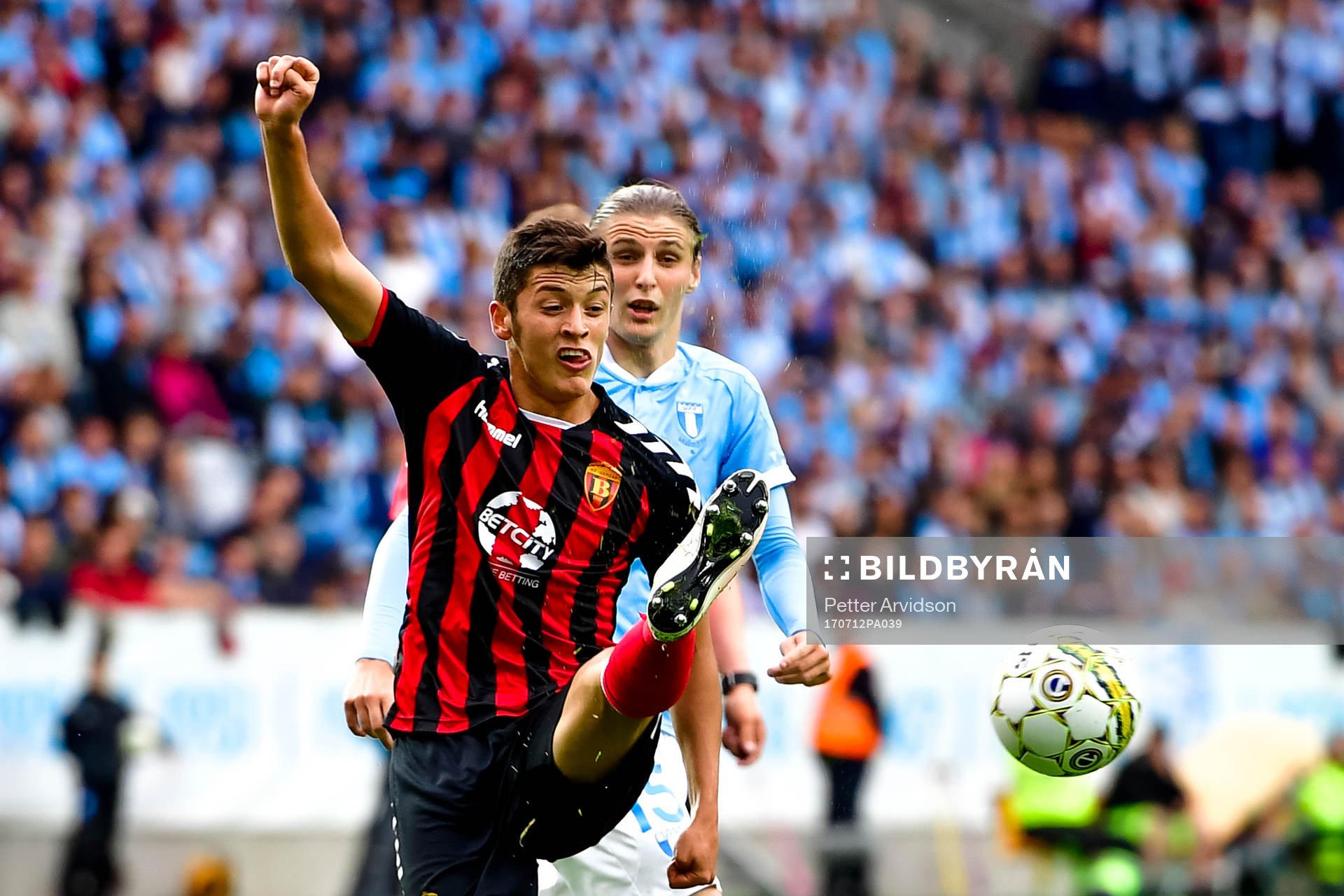 Vardars Besar Iseni och Malmö FFs Pawel Cibicki