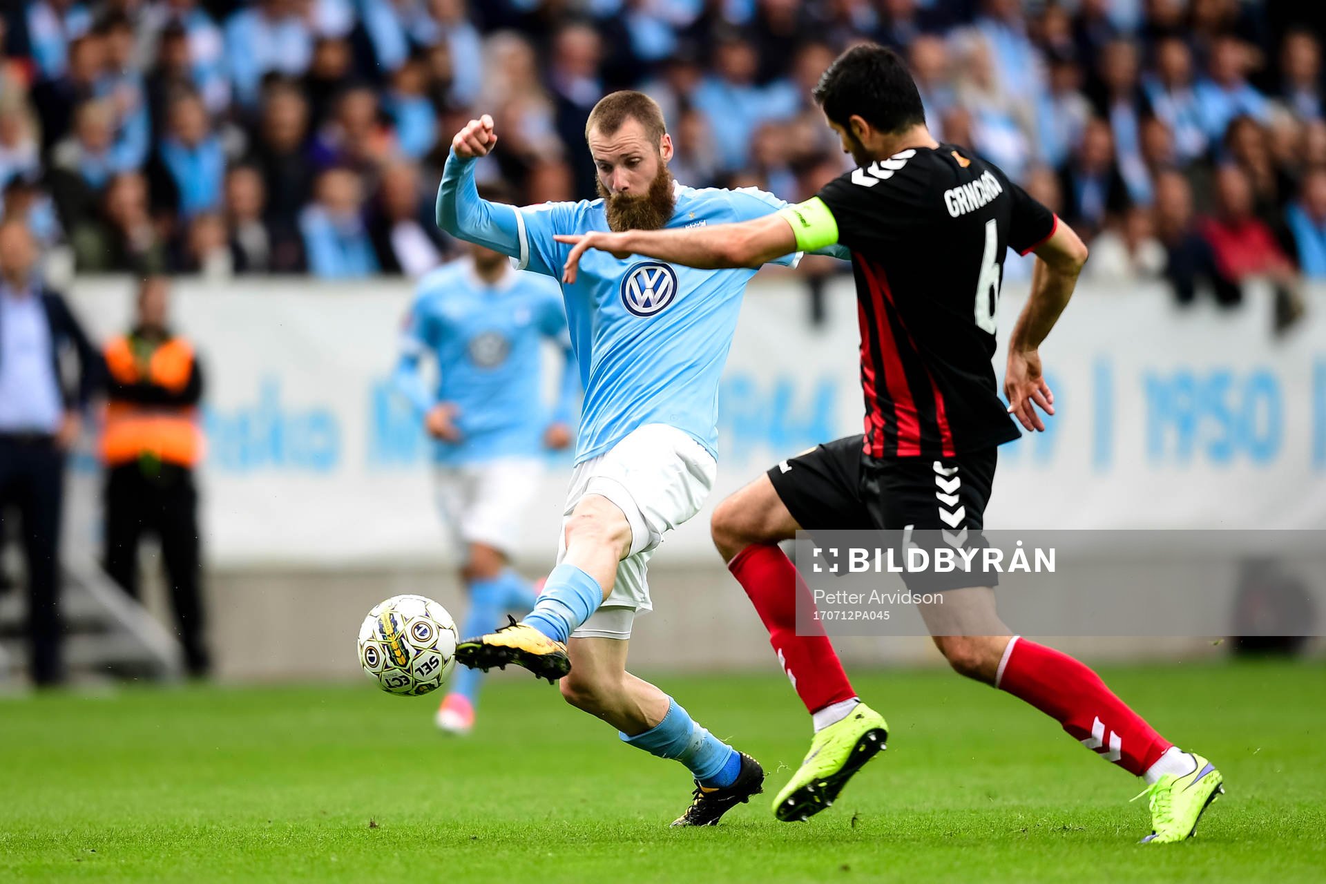 Malmö FFs Jo Inge Berget och Vardars Boban Grncharov under fotbollsmatchen i kvalet till Champions League mellan Malmö FF och Vardar den 12 juli 2017 i Malmö.