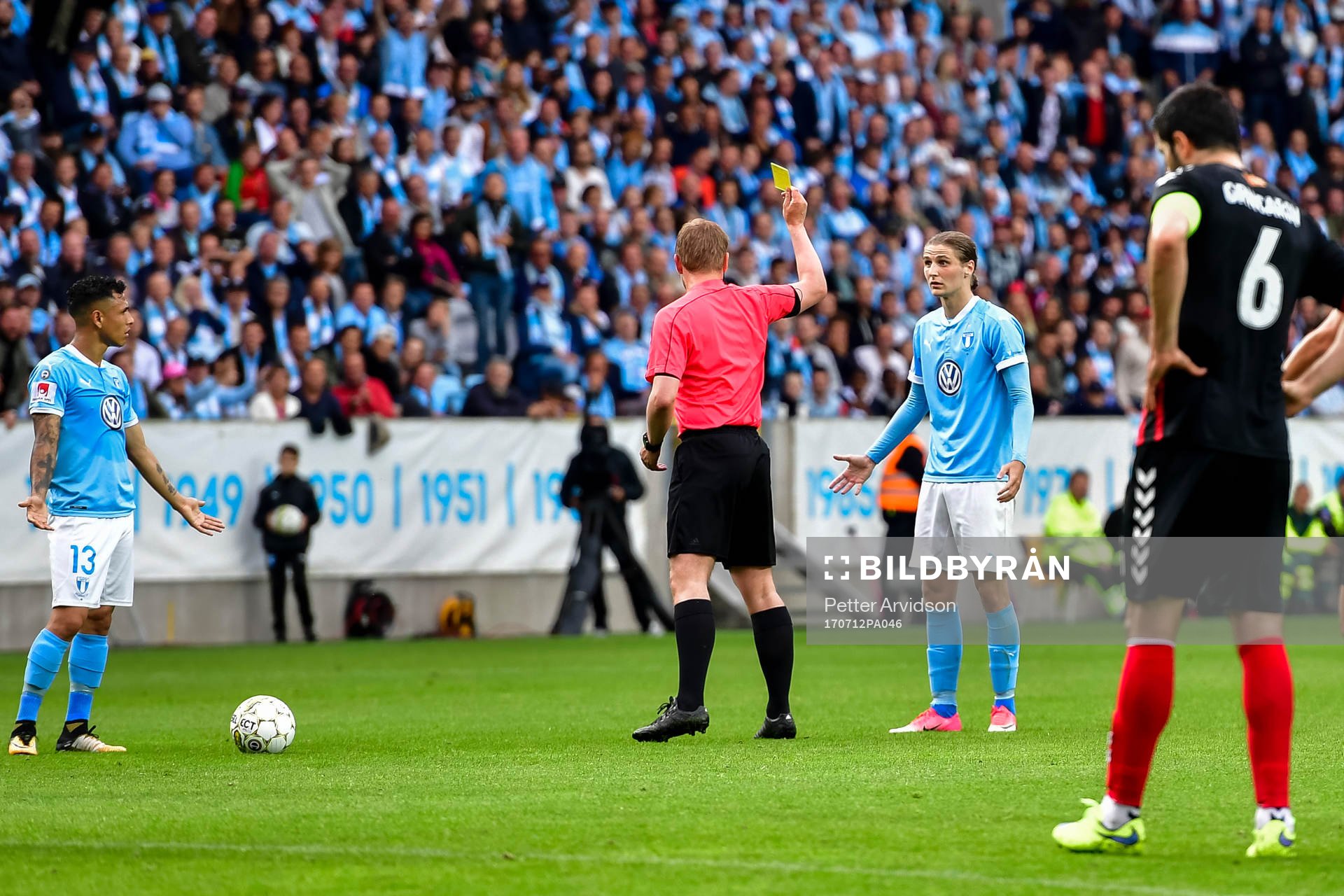 Malmö FFs Pawel Cibicki får en varning