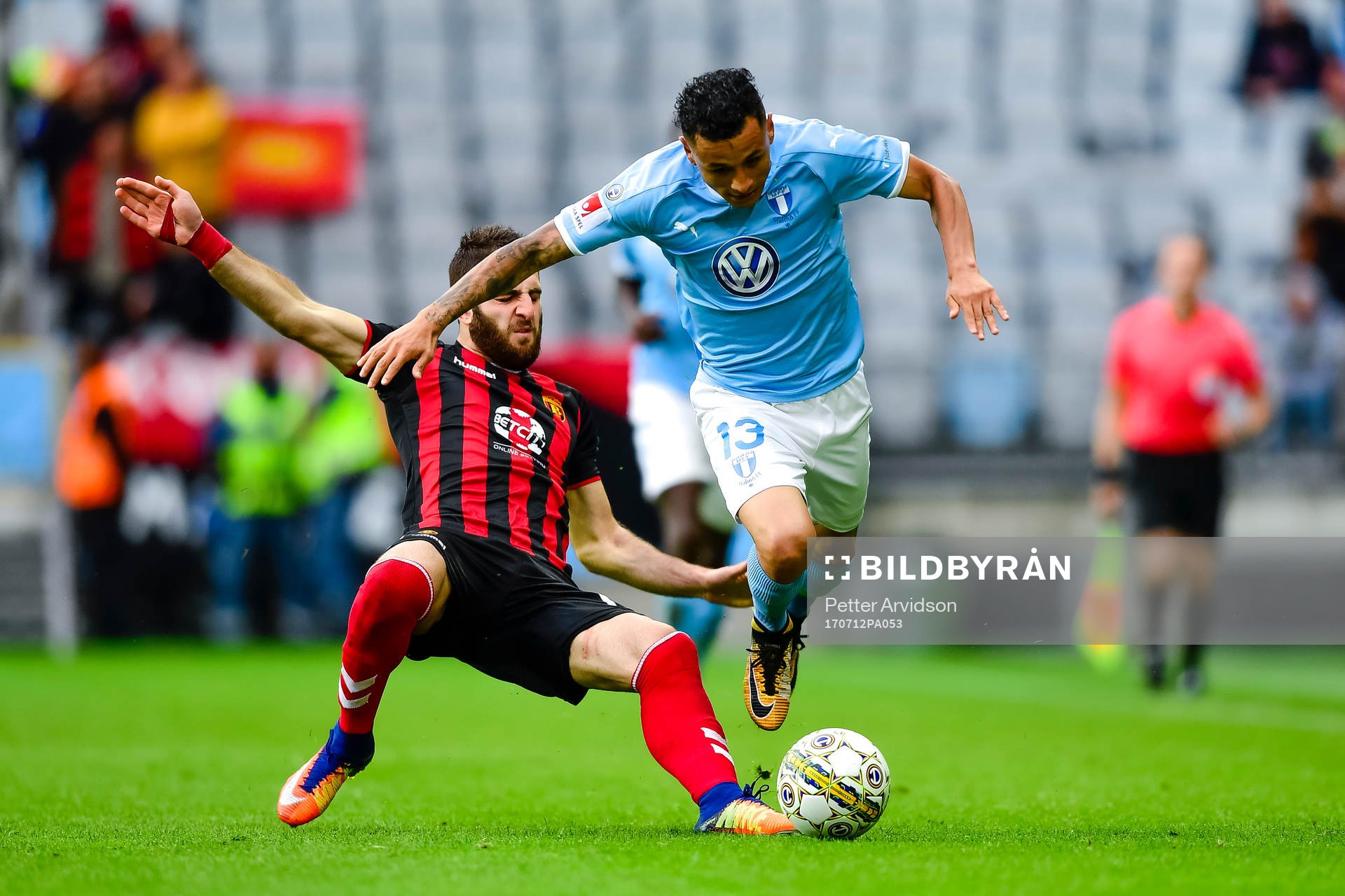 Vardars Tigran Basregjan och Malmö FFs Yoshimar Yotún under fotbollsmatchen i kvalet till Champions League mellan Malmö FF och Vardar den 12 juli 2017 i Malmö.