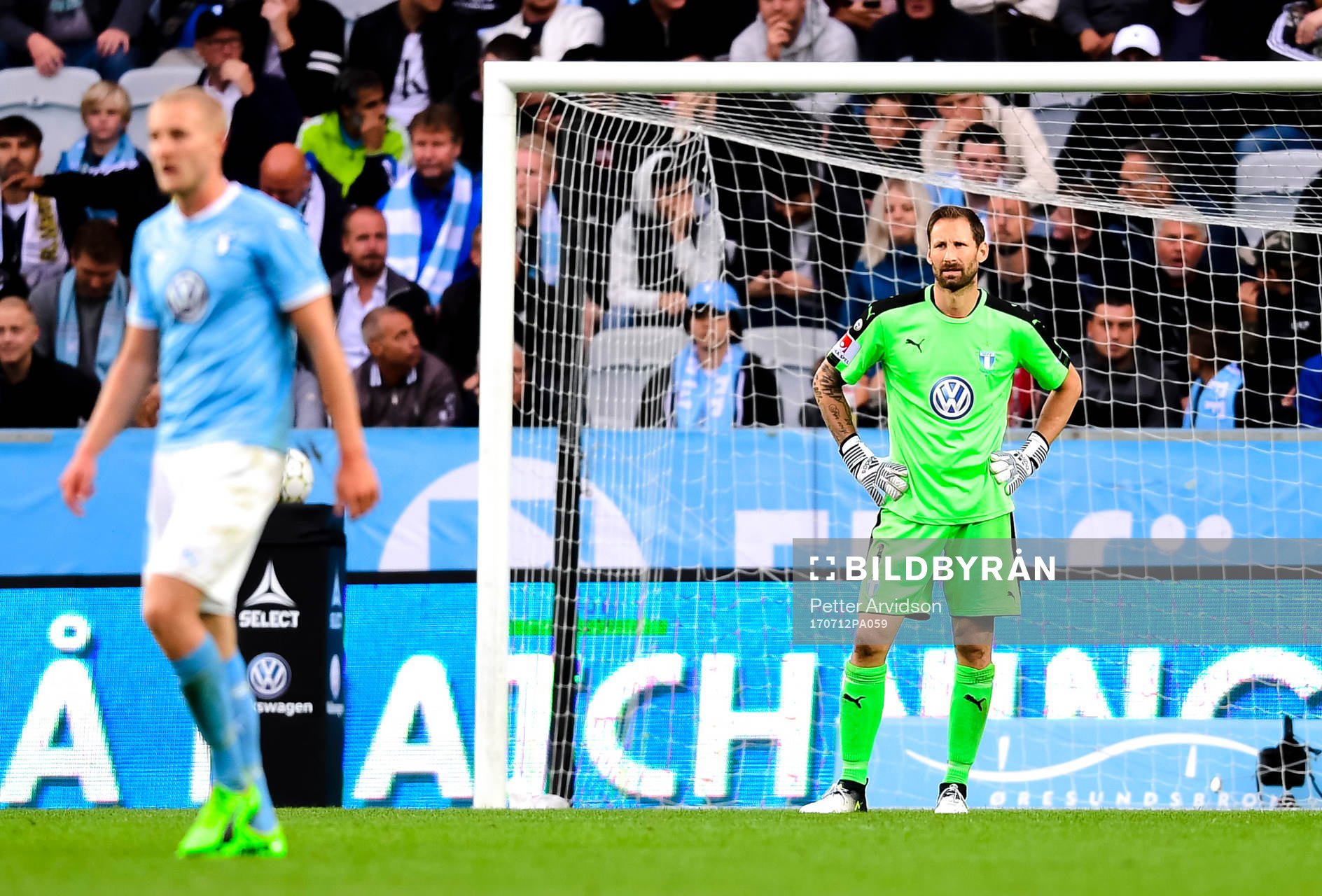 Malmö FFs målvakt Johan Wiland  deppar