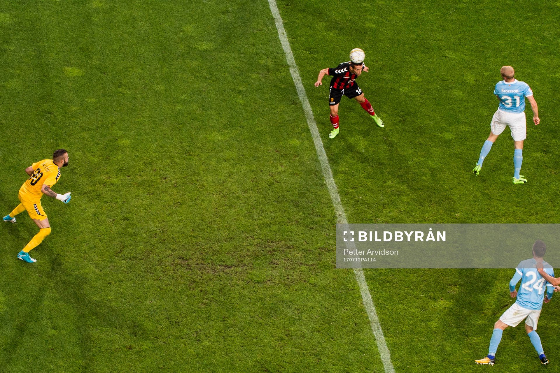 Malmö FFs Franz Brorsson nickar in 1-1 målet mot Vardars
