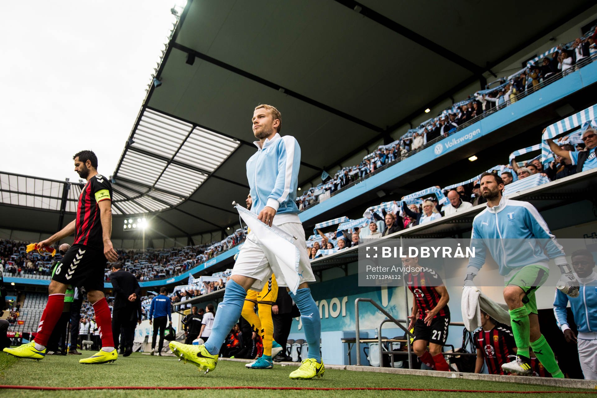 Malmö FFs Oscar Lewicki och målvakt Johan Wiland gör
