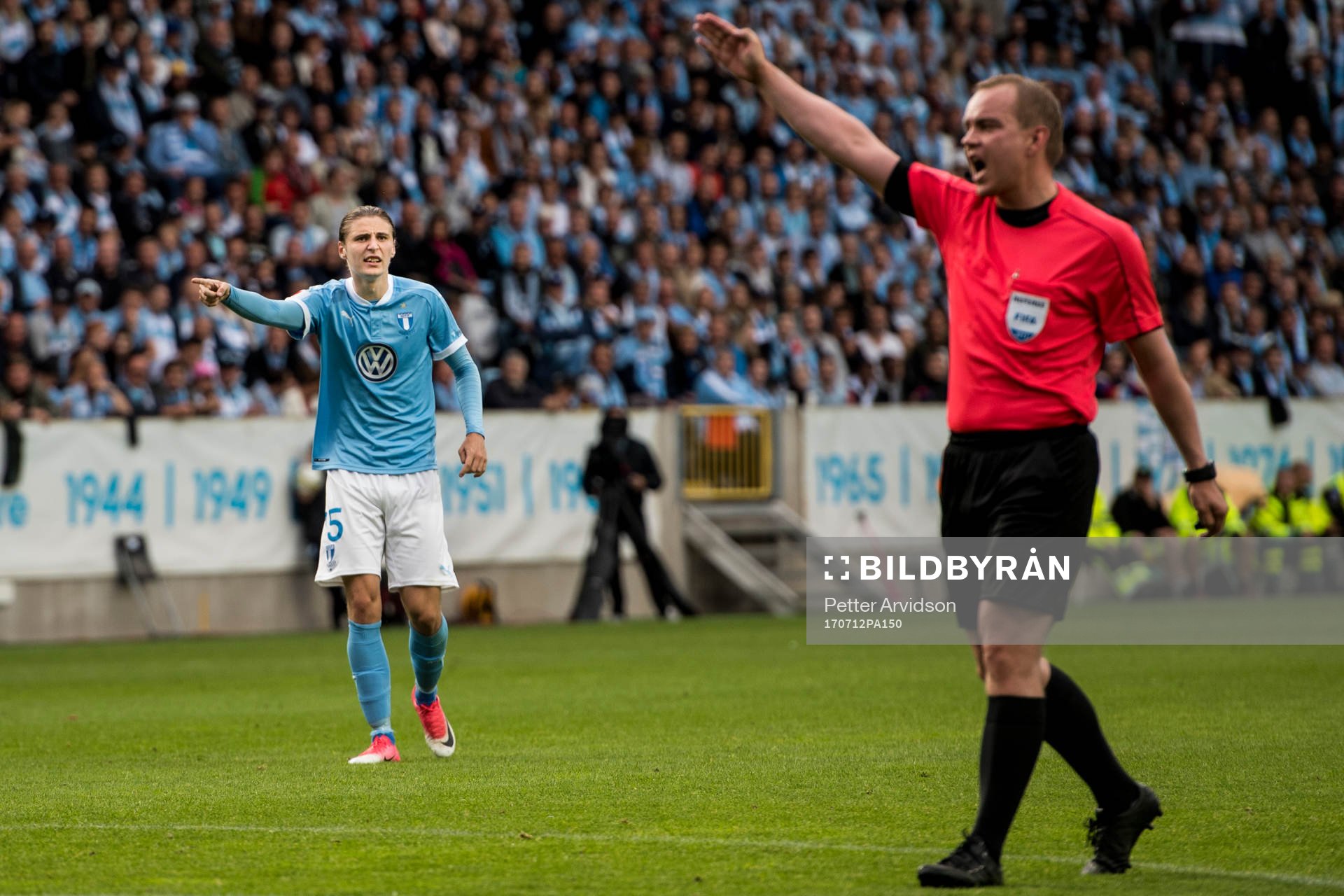 Malmö FFs Pawel Cibicki reagerar mot domare Thorvaldur