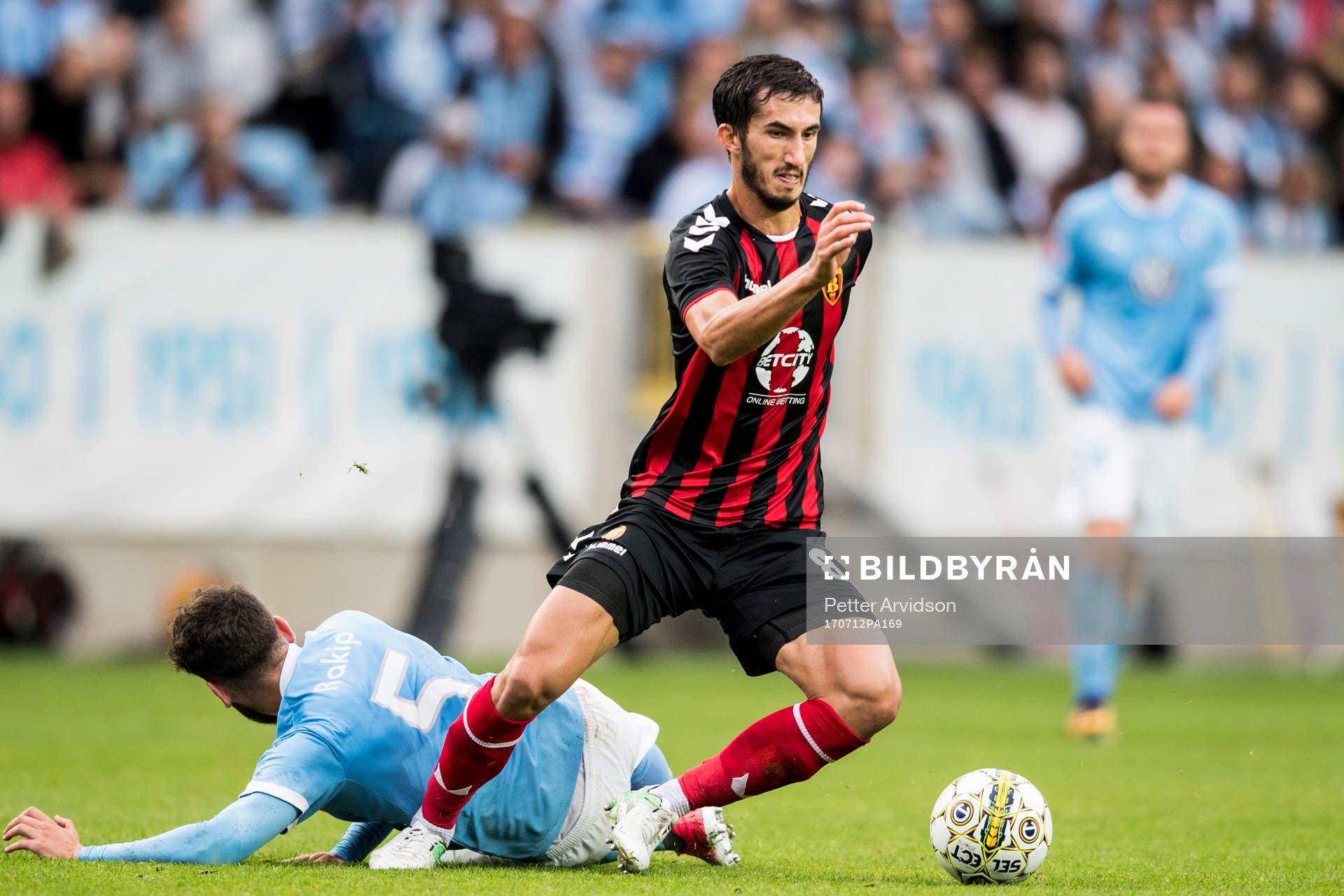 Vardars Stefan Spirovski tar sig förbi Malmö FFs Erdal
