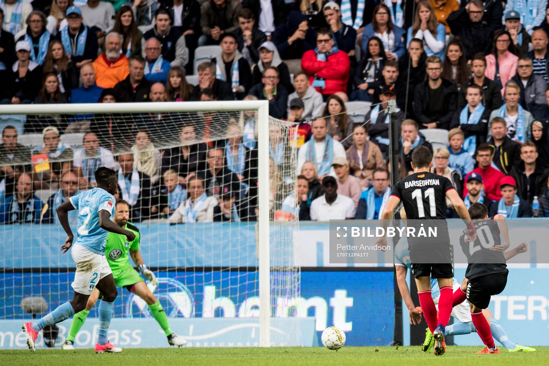 Vardars Boban Nikolov (th) gör 0-1 mot Malmö FFs målvakt