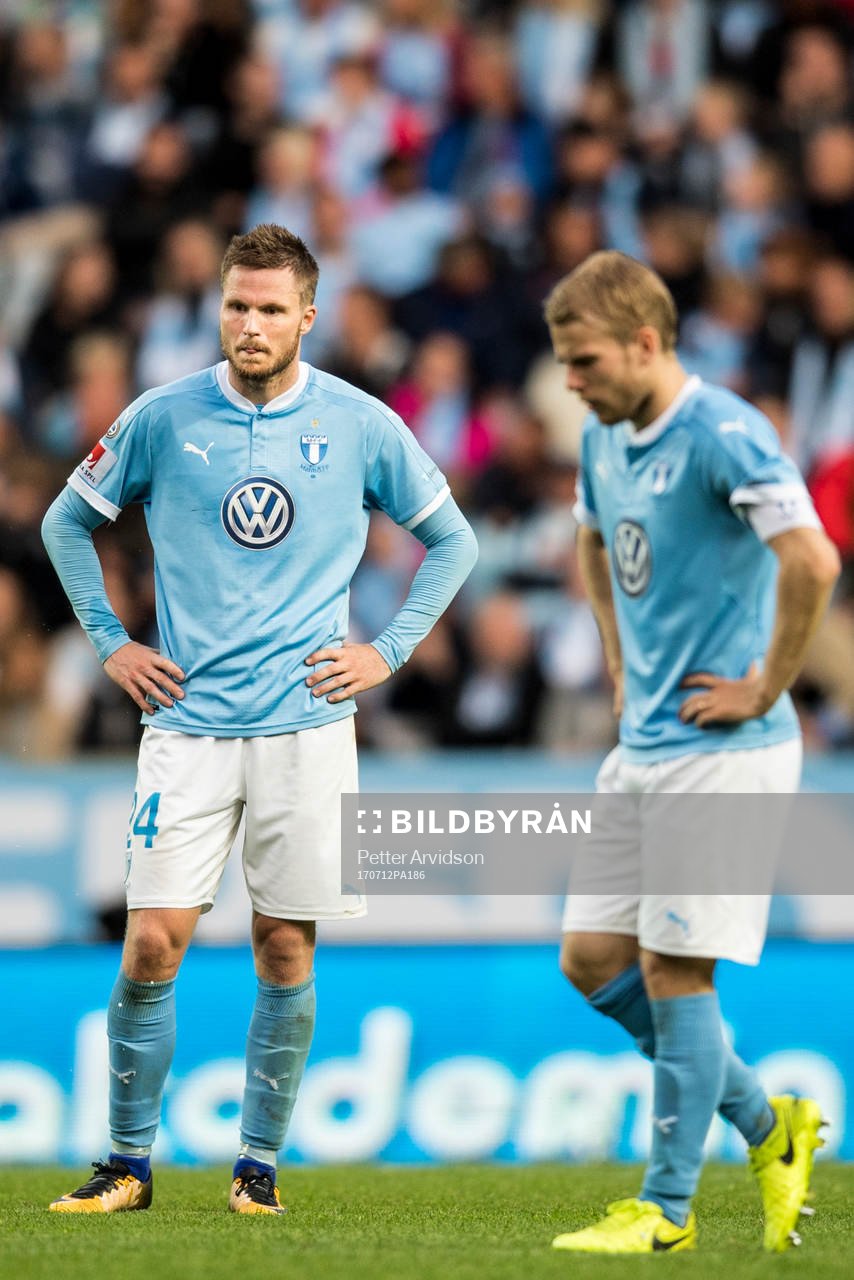 Malmö FFs Lasse Nielsen och Oscar Lewicki deppar