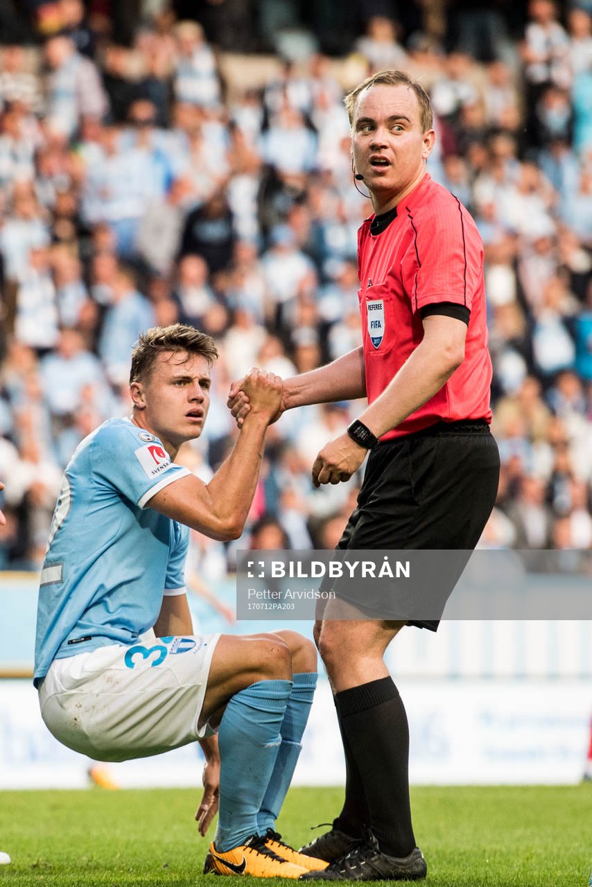 Domare Thorvaldur Arnason hjälper Malmö FFs Mattias