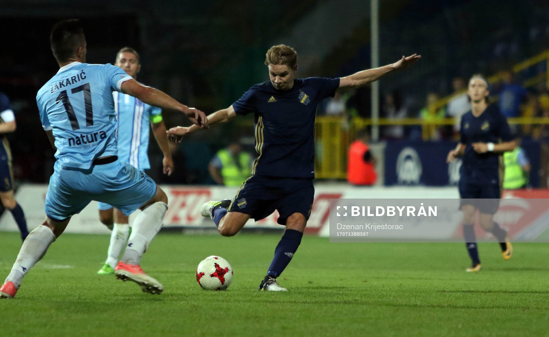 s Johan Blomberg och Zeljeznicars Goran Zakaric