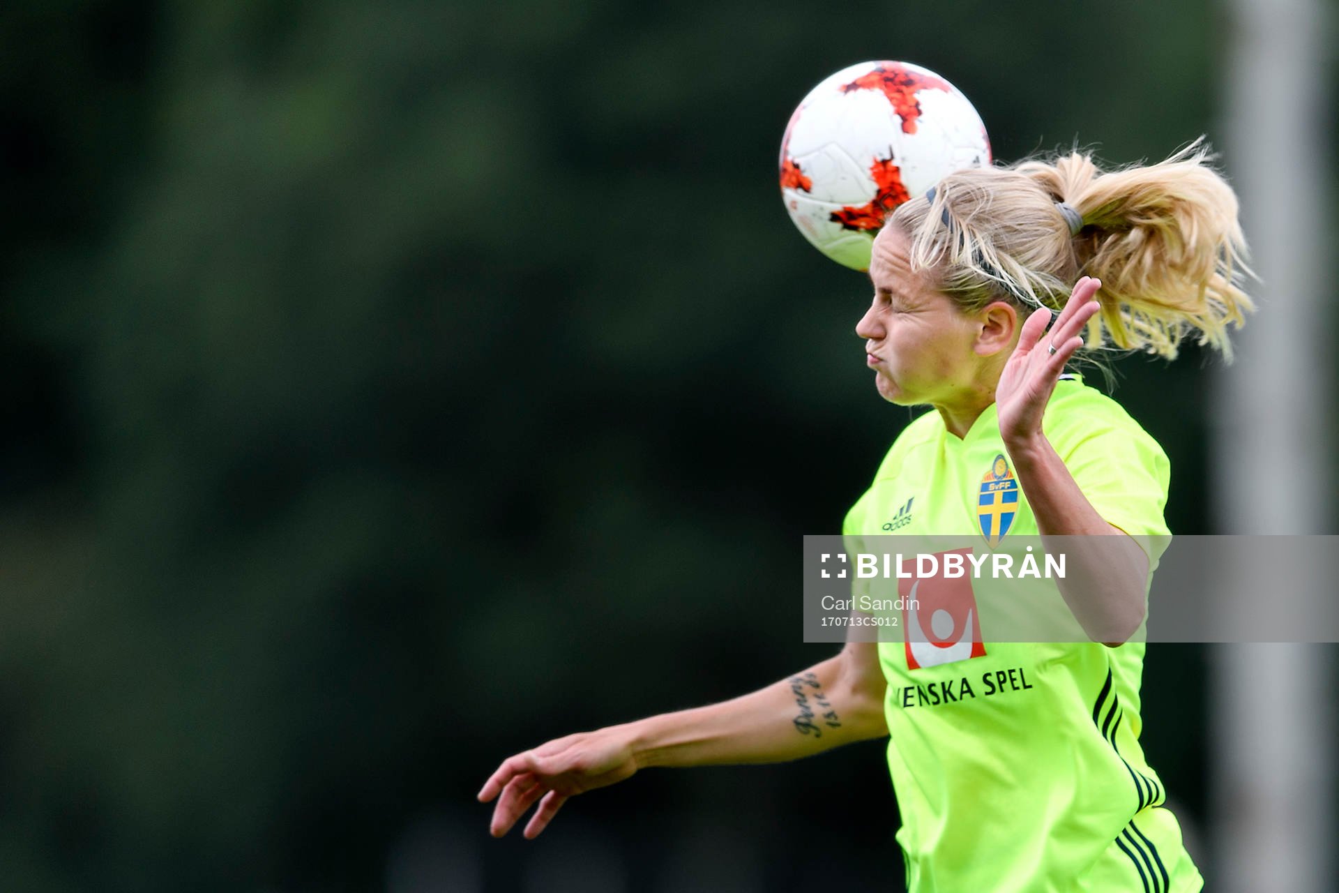 Lisa Dahlkvist nickar en boll under en träning med det svenska landslaget i fotboll den 13 juli 2017 i Arnhem.