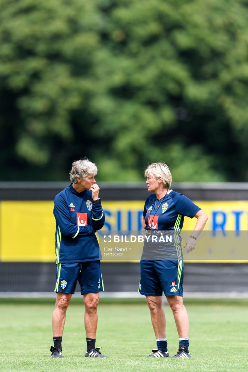 Förbundskapten Pia Sundhage och assisterande