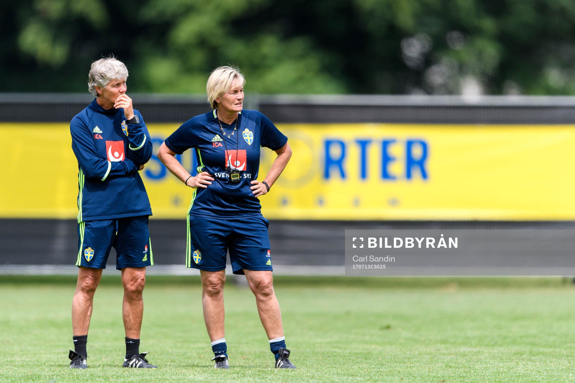 Förbundskapten Pia Sundhage och assisterande