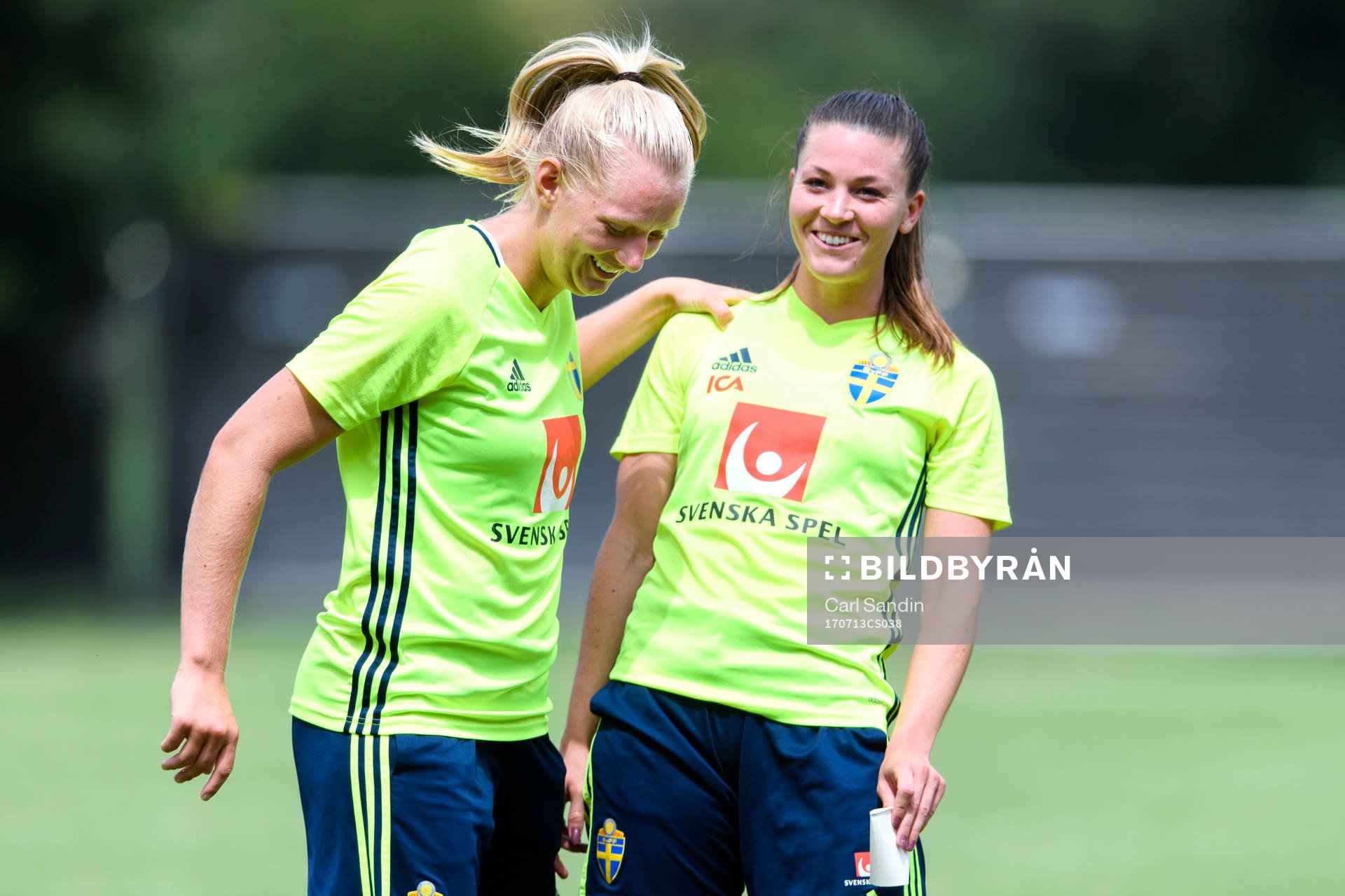 Stina Blackstenius och Pauline Hammarlund under en träning med det svenska landslaget i fotboll den 13 juli 2017 i Arnhem.