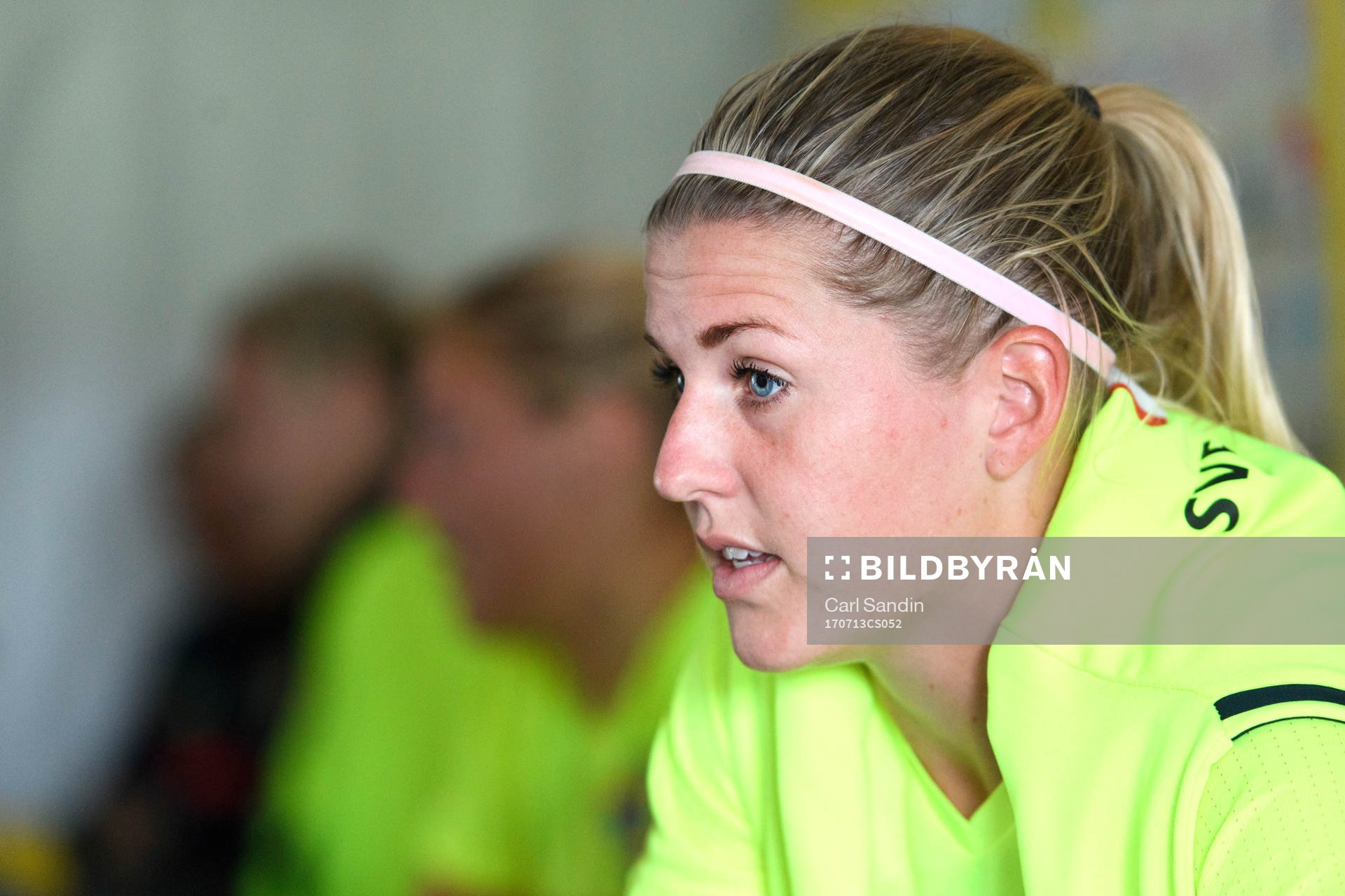 Olivia Schough blir intervjuad efter en träning med det svenska landslaget i fotboll den 13 juli 2017 i Arnhem.