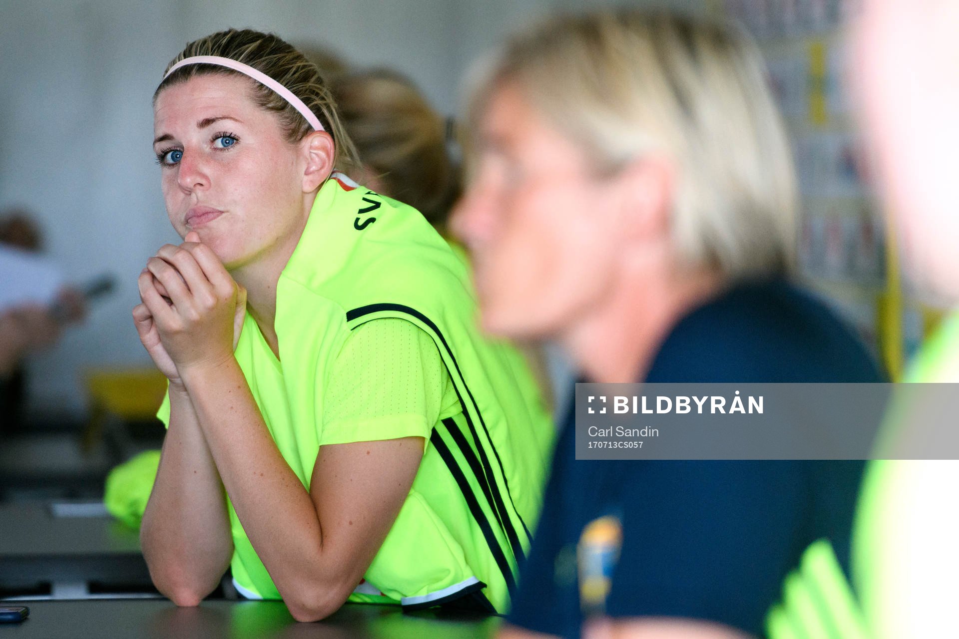 Olivia Schough blir intervjuad efter en träning med det svenska landslaget i fotboll den 13 juli 2017 i Arnhem.