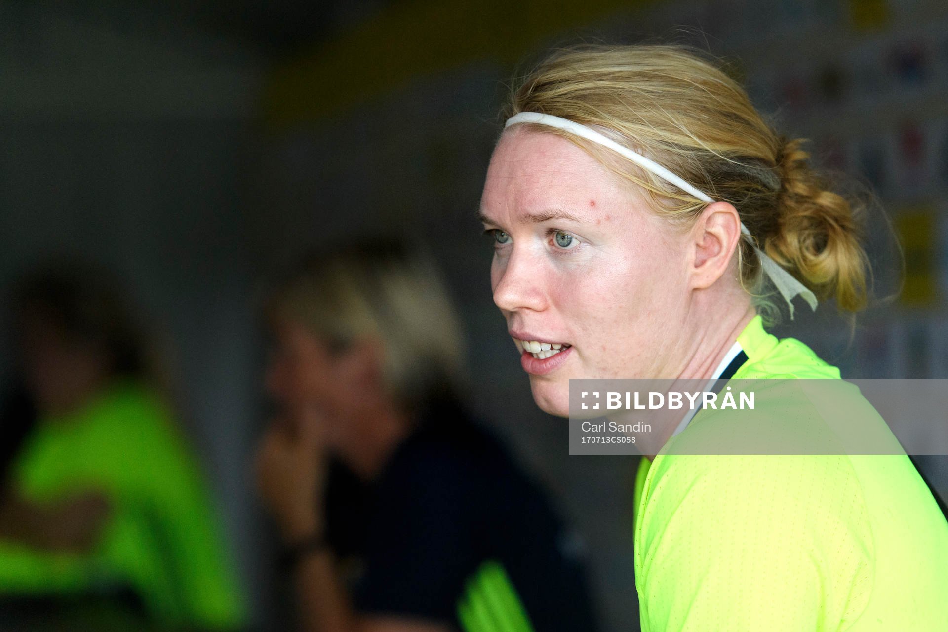 Målvakt Hedvig Lindahl blir intervjuad
