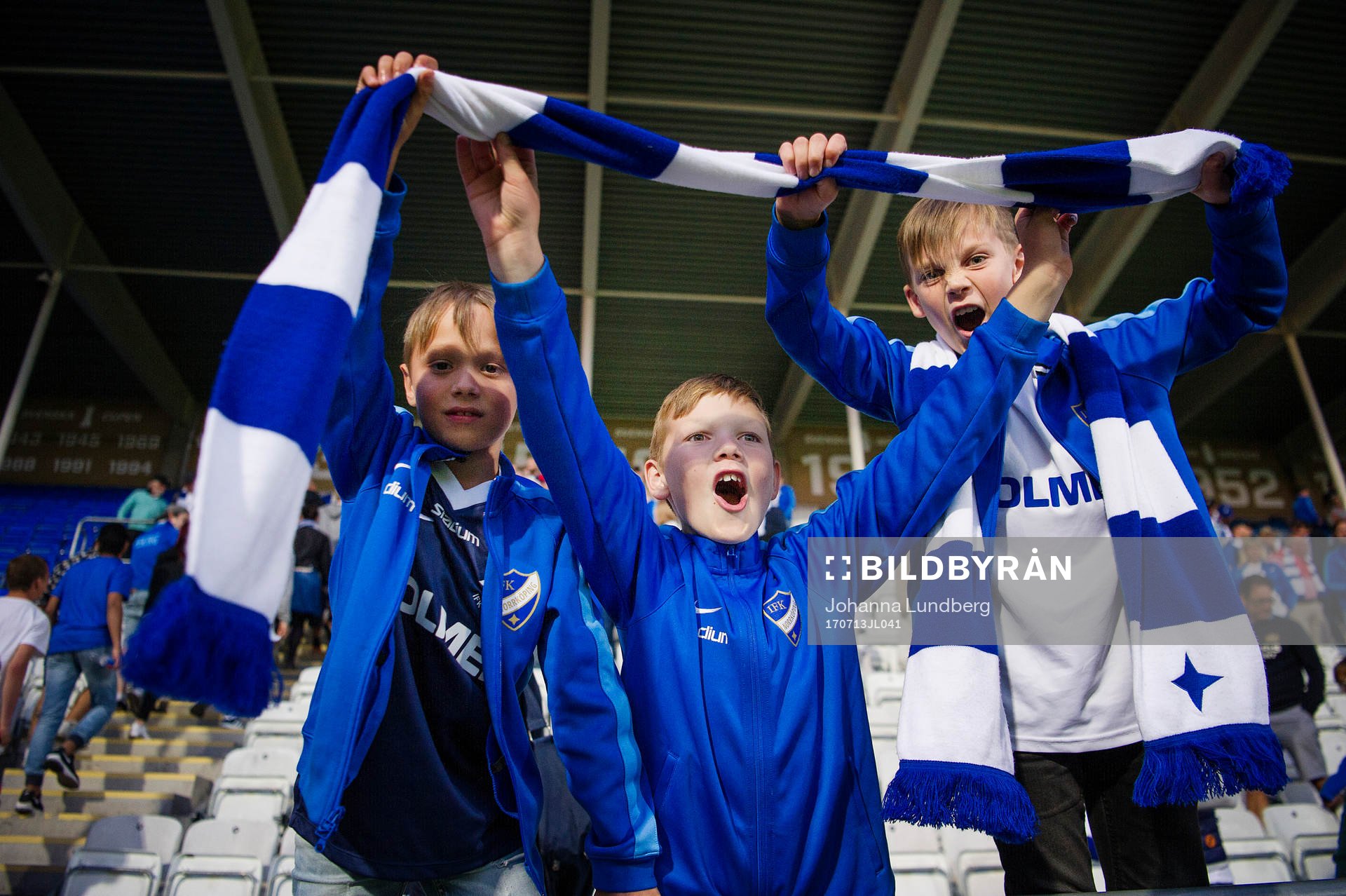 Några unga Norrköping-supportrar jublar