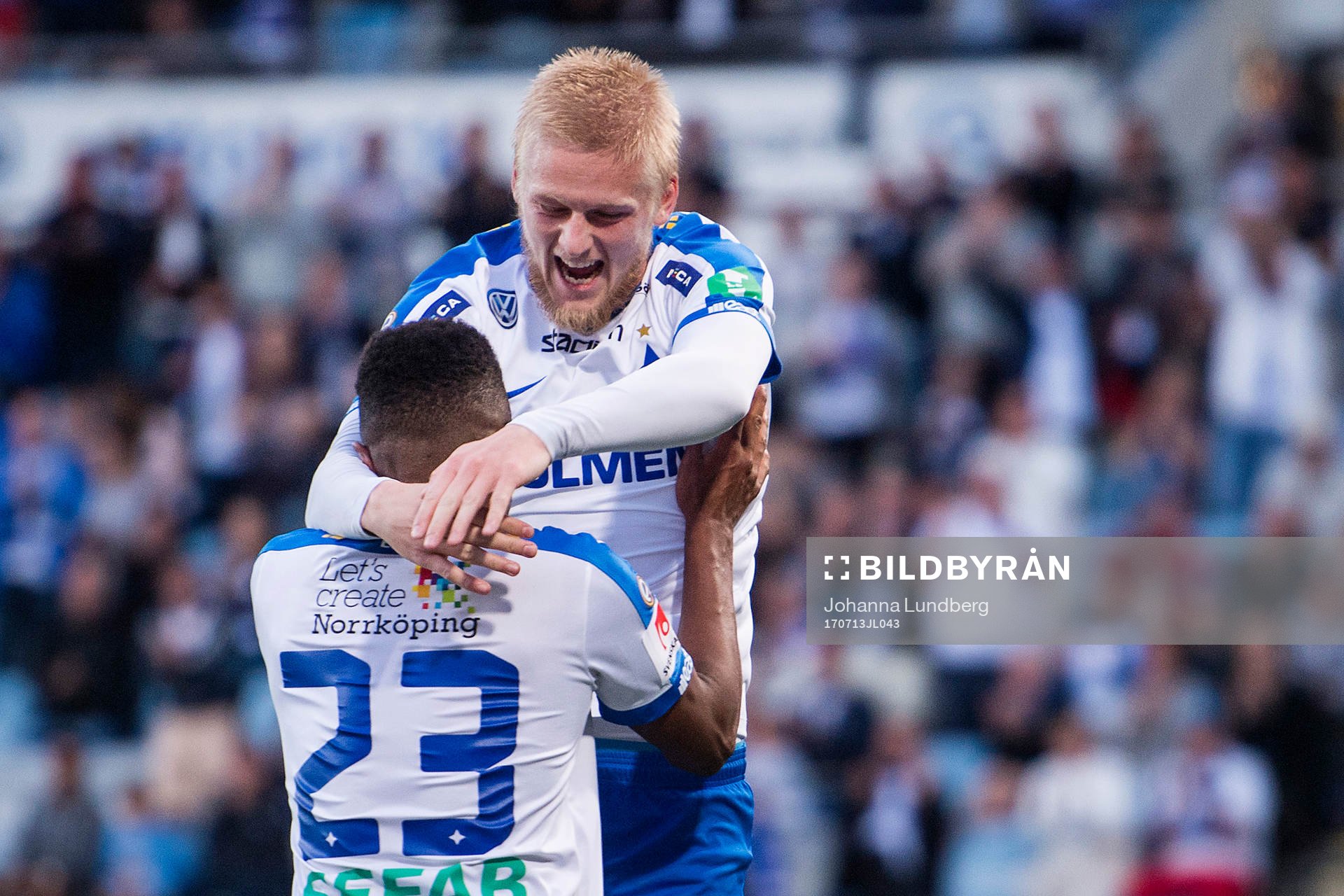 Karl Holmberg gör 2-0 och jublar med Niclas Eliasson