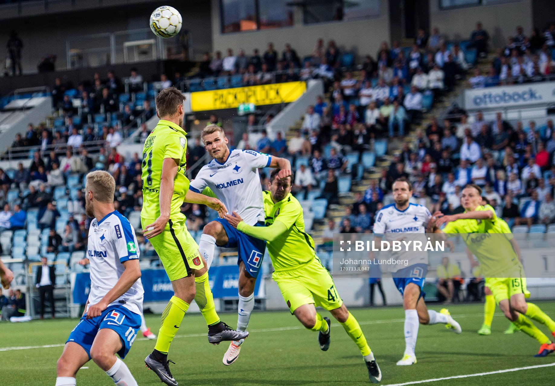 Norrköpings Sebastian Andersson i en luftduell mot Trakais
