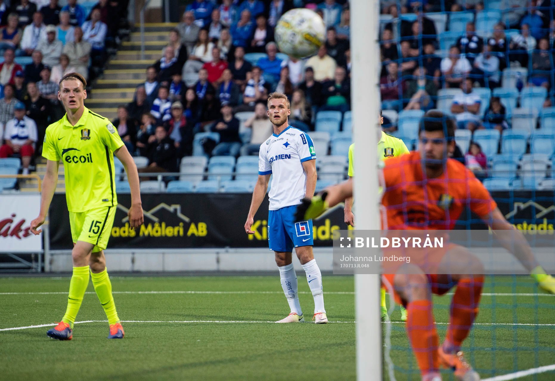 Norrköpings Sebastian Andersson ser bollen gå utanför