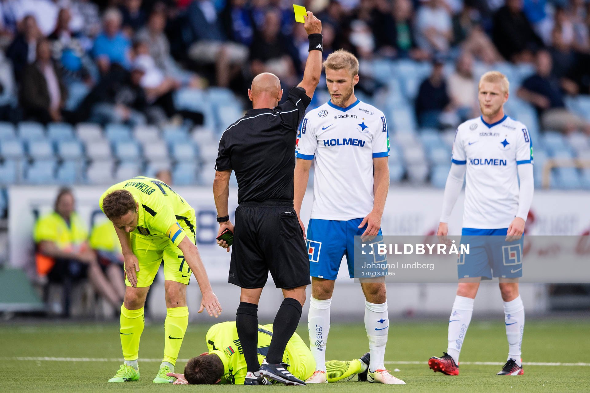 Norrköpings Sebastian Andersson tilldelas ett gult kort