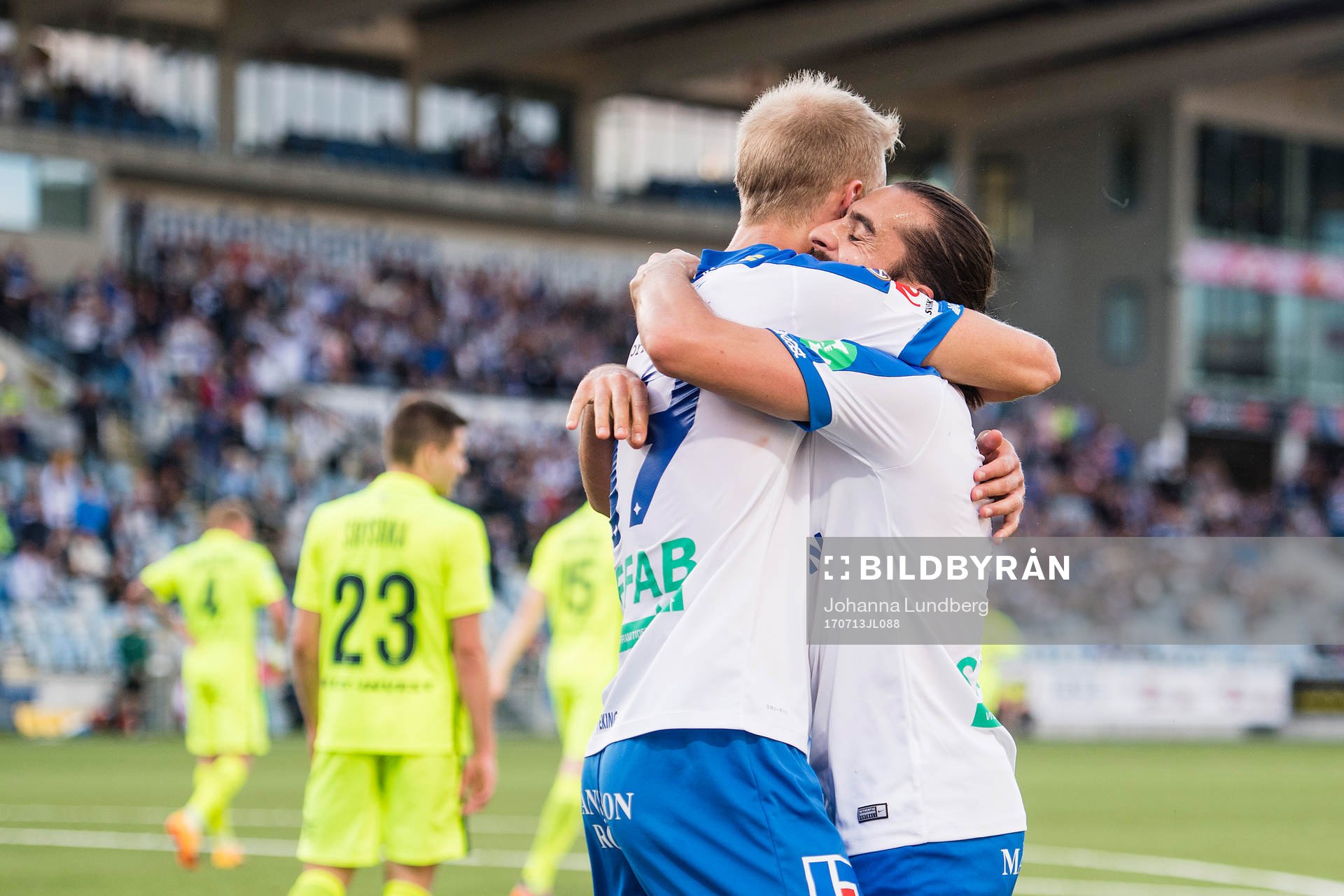 Norrköpings Sebastian Andersson gör 1-0 och jublar med Christopher Telo under fotbollsmatchen i kvalet till Europa League mellan Norrköping och Trakai den 13 juli 2017 i Norrköping.