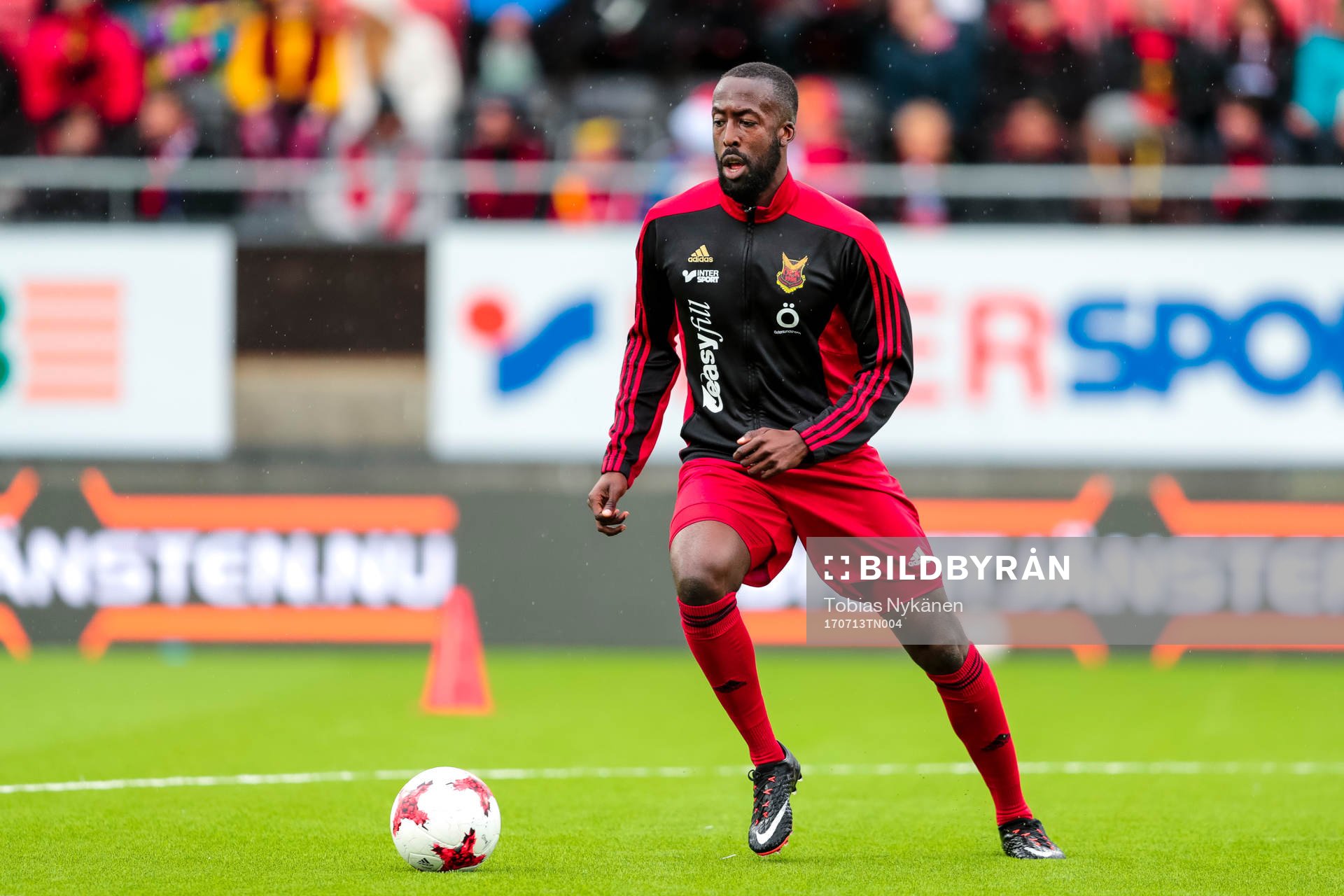 Östersunds Ronald Mukiibi före fotbollsmatchen i kvalet