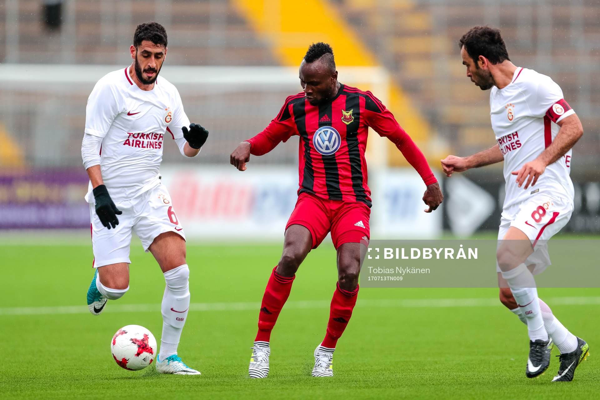 Östersunds Samuel Mensiro i duell mot  Galatasarays Selcuk