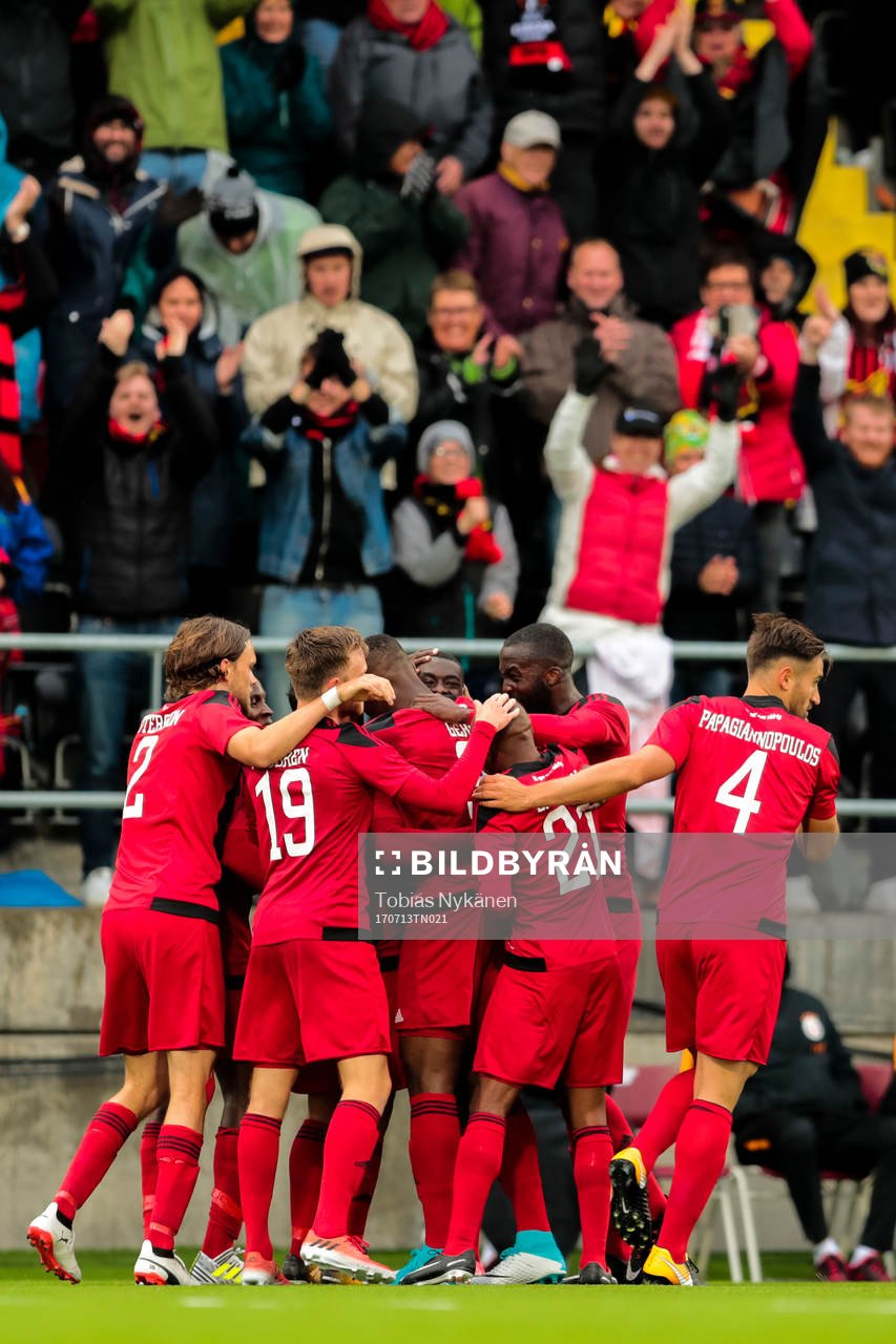 Östersunds Saman Ghoddos jublar