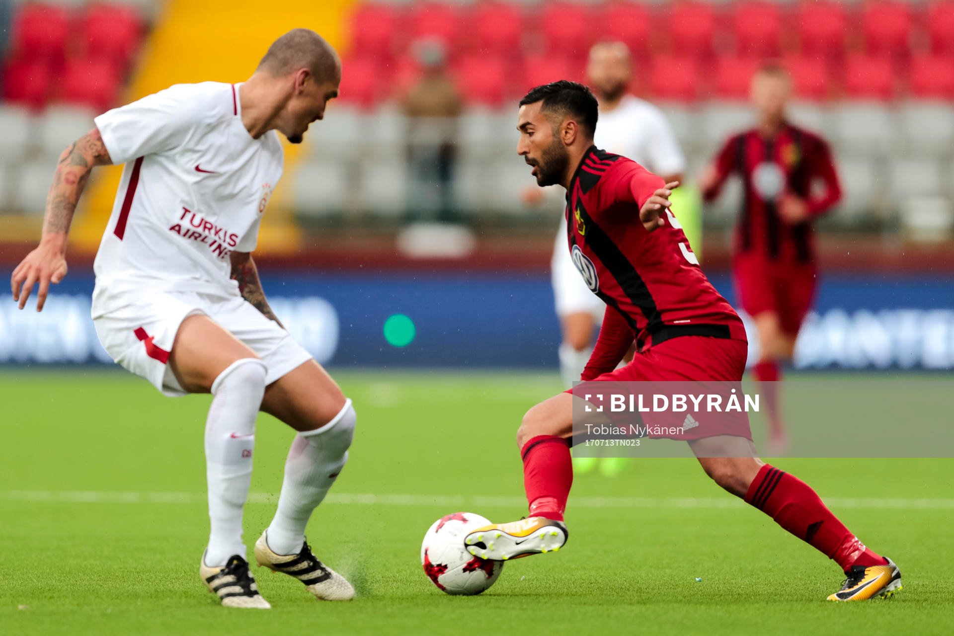 Galatasarays Maicon och Östersunds Saman Ghoddos  under fotbollsmatchen i kvalet till Europa League mellan Östersund och Galatasaray den 13 juli 2017 i Östersund.