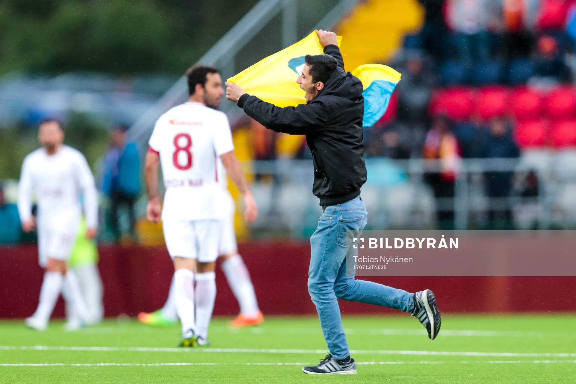 Person stormar planen med en flagga