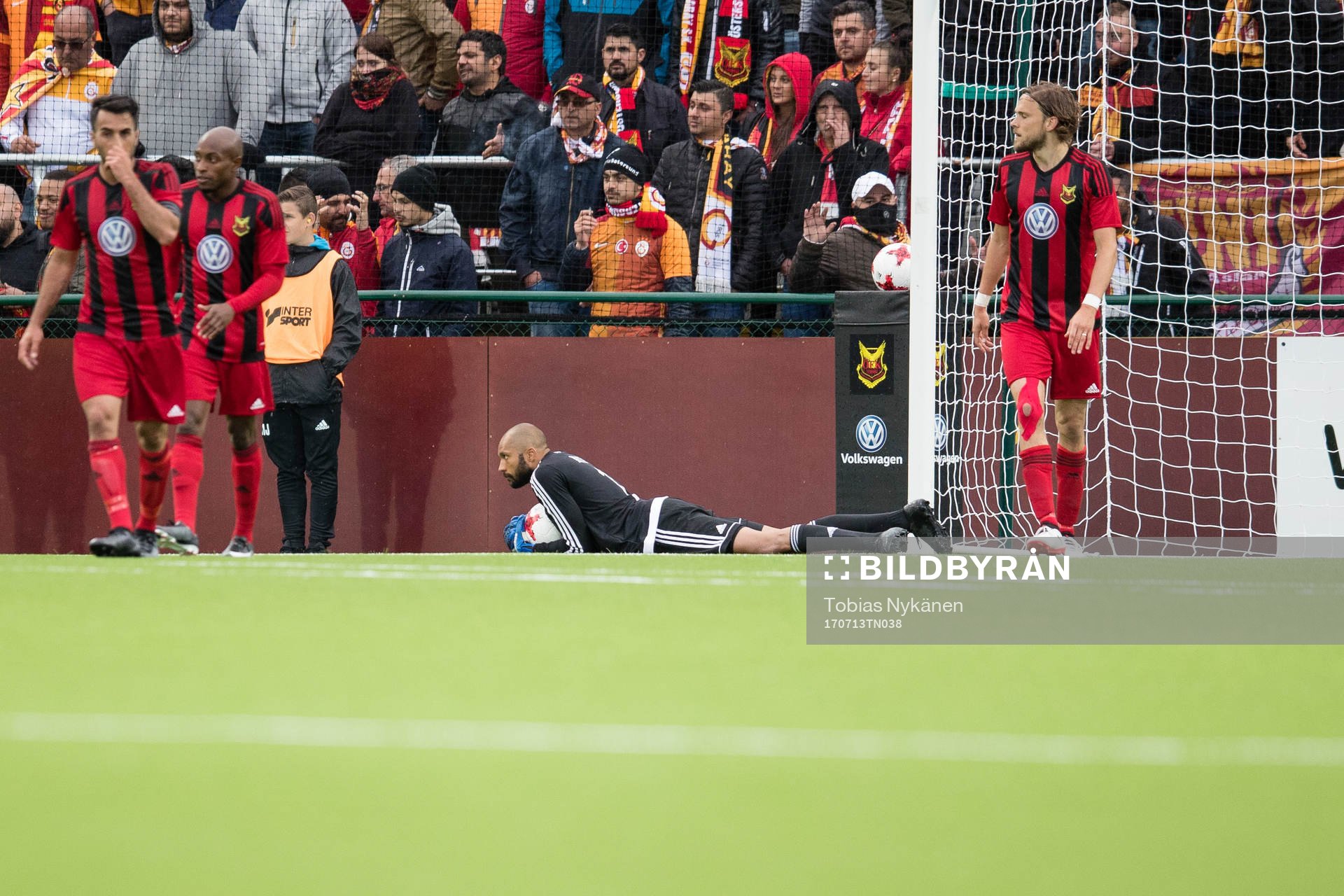 Östersunds målvakt Aly Keita räddar en boll