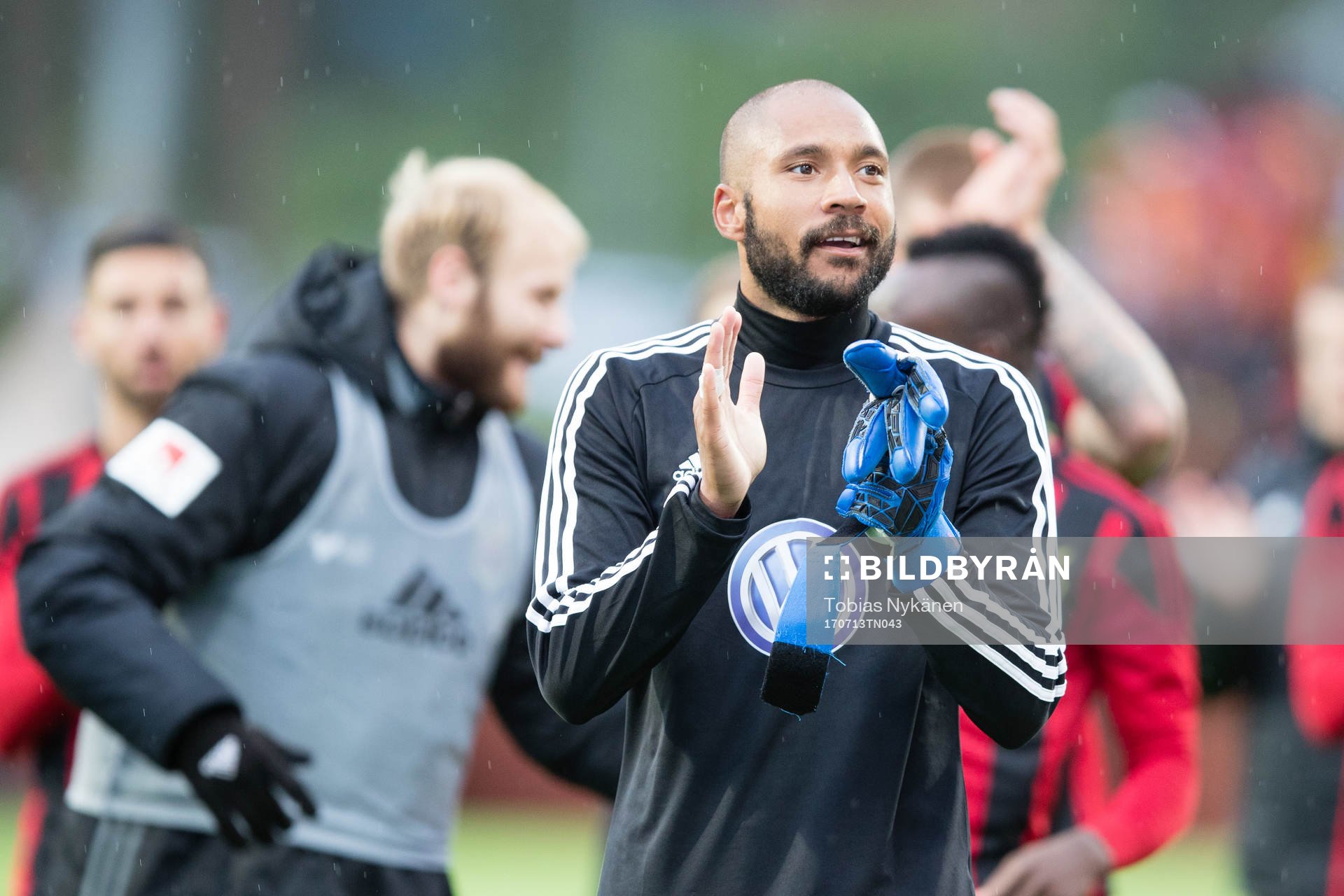 Östersunds målvakt Aly Keita  jublar