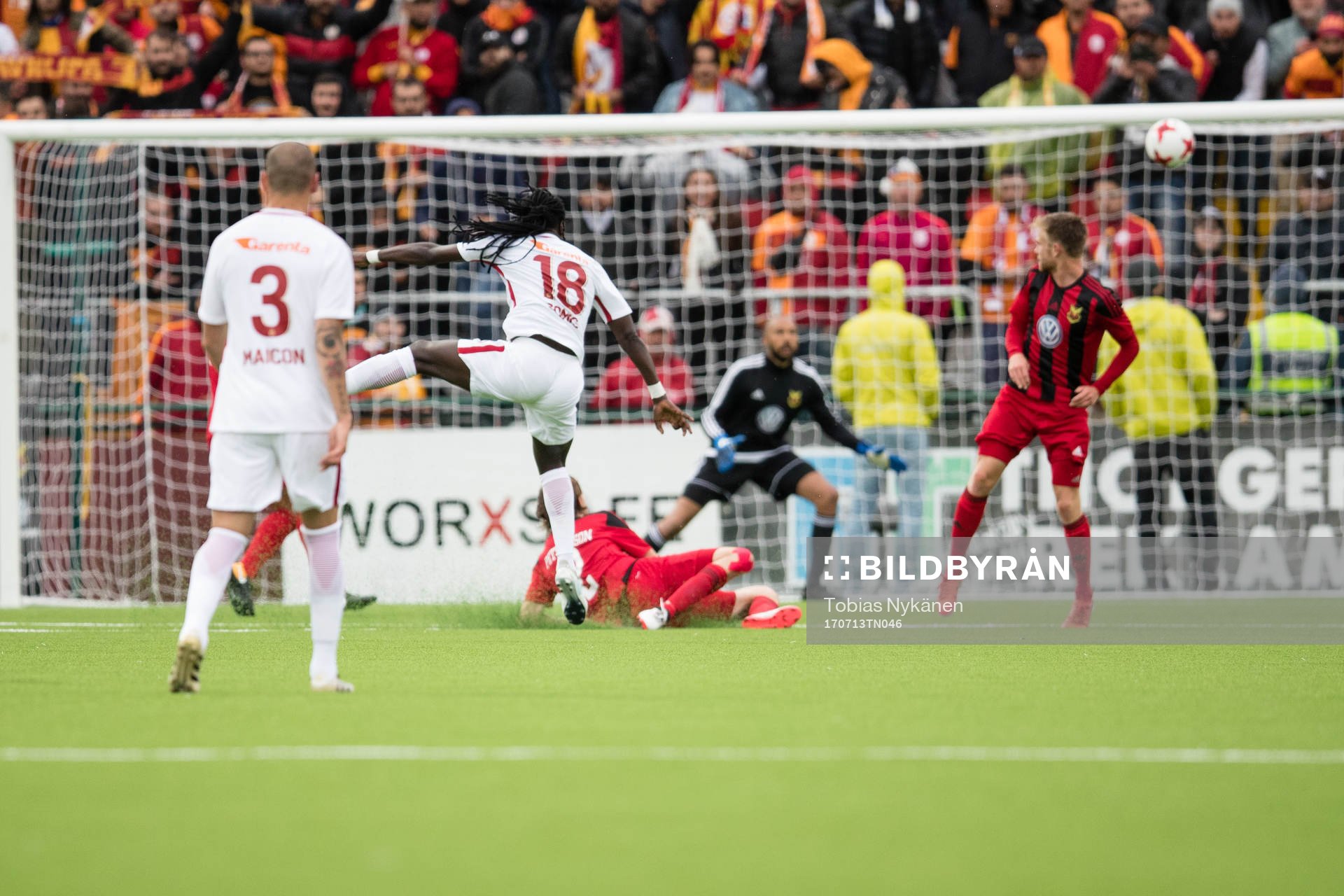 galatasarays Bafetimbi Gomis missar en målchans